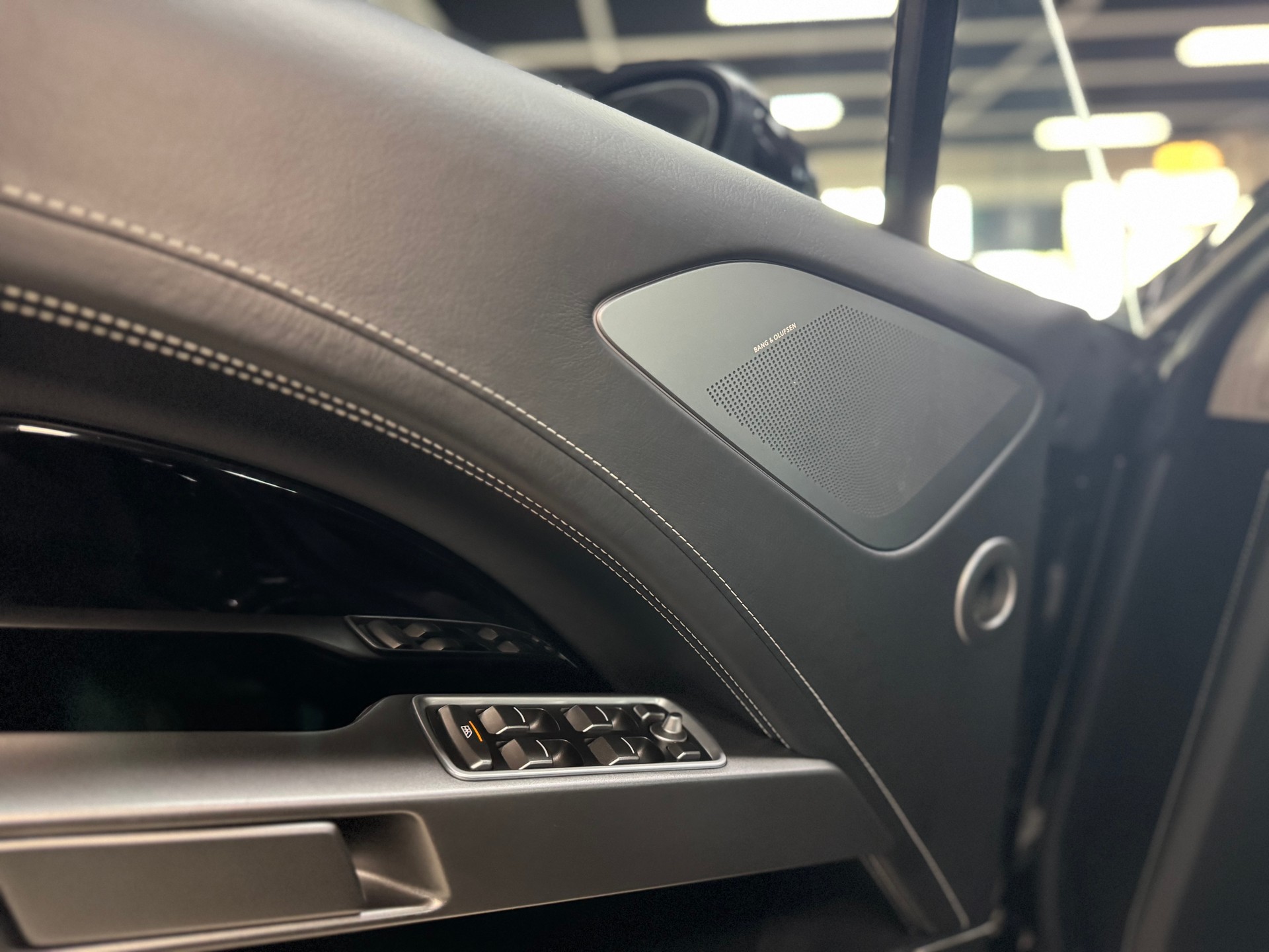 ASTON MARTIN Rapide 5.9 V12 Touchtronic 2-image-29
