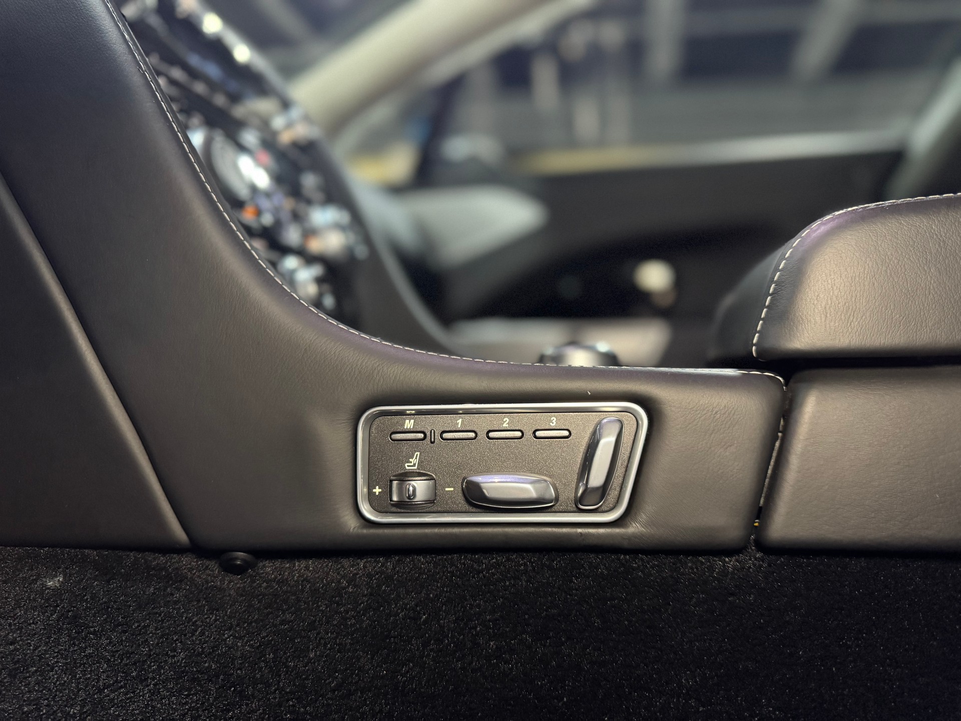 ASTON MARTIN Rapide 5.9 V12 Touchtronic 2-image-27
