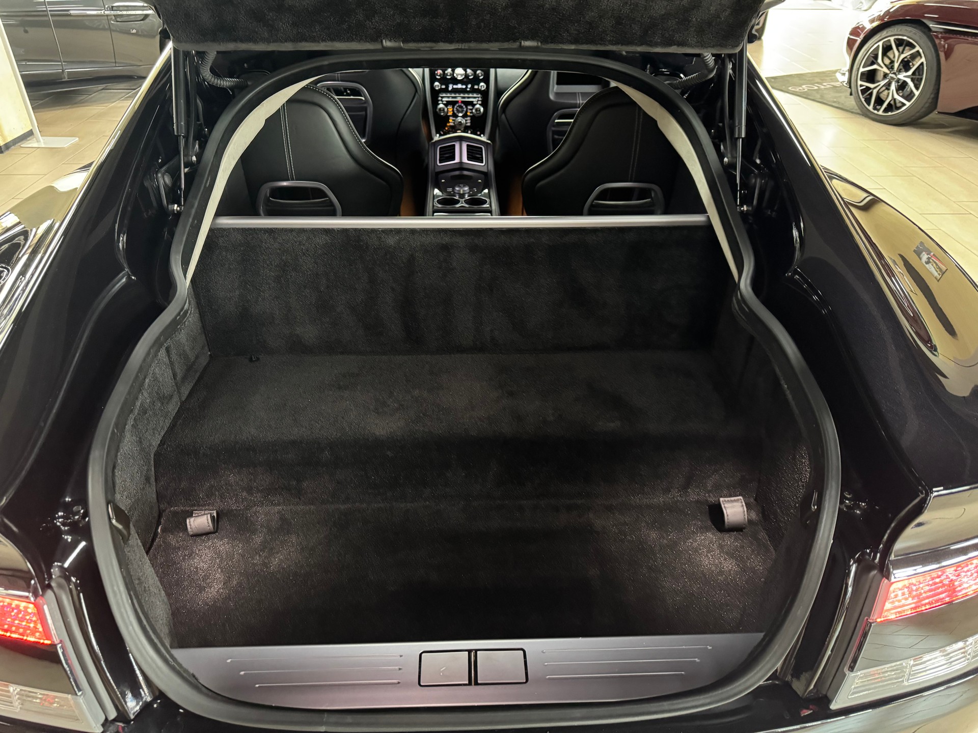 ASTON MARTIN Rapide 5.9 V12 Touchtronic 2-image-19