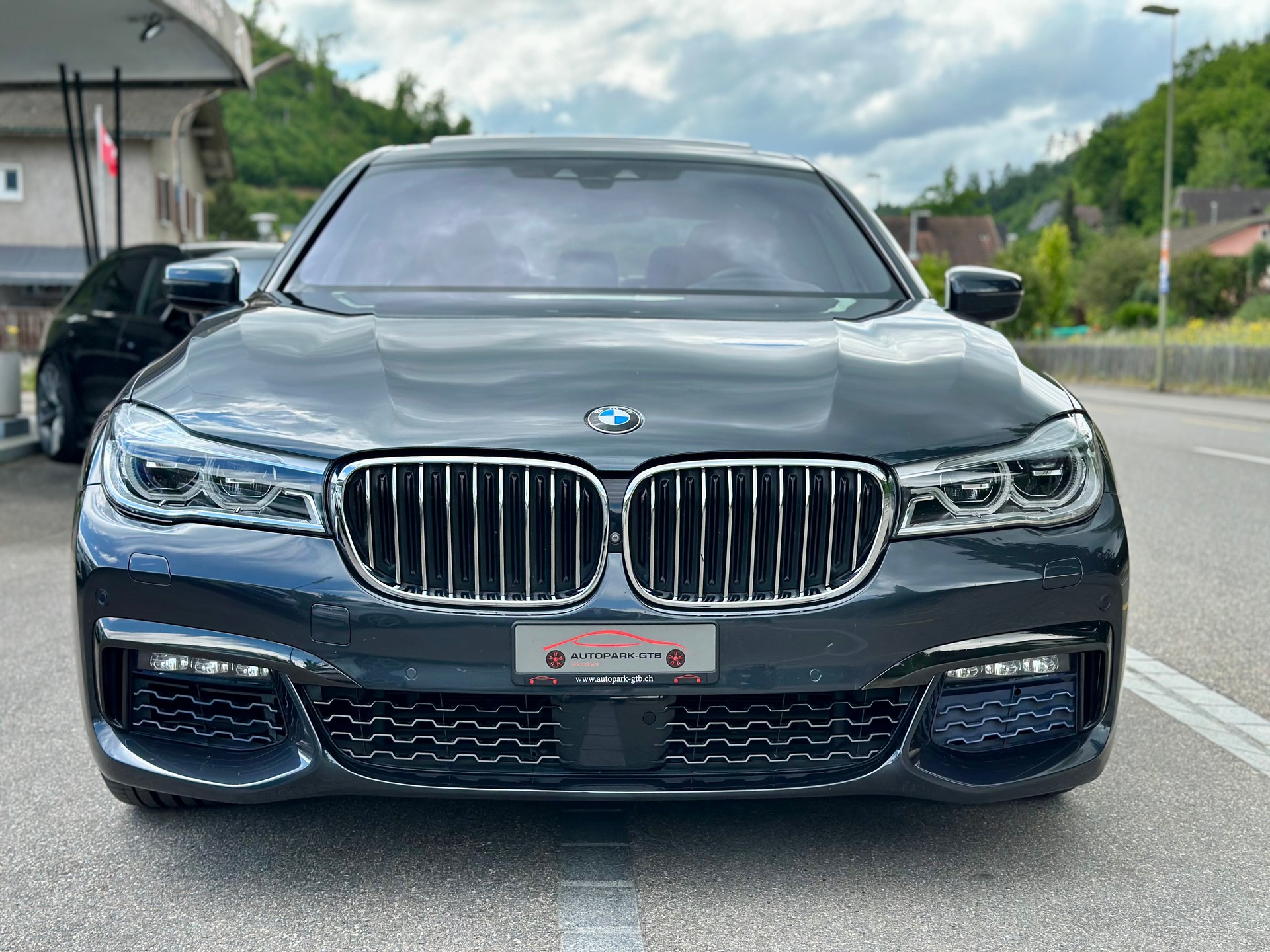BMW 750Li xDrive-showroom-element-2