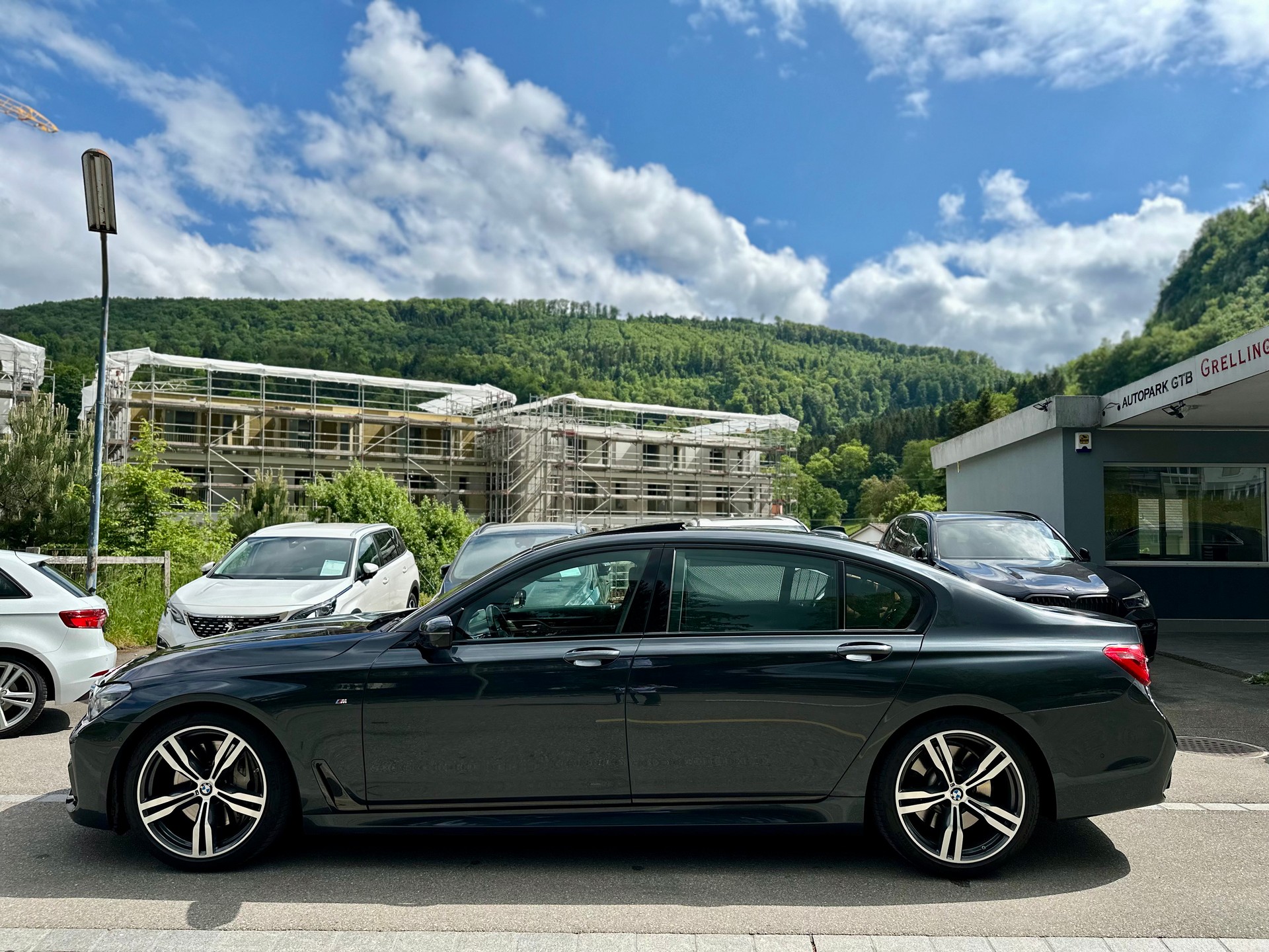 BMW 750Li xDrive-showroom-element-3
