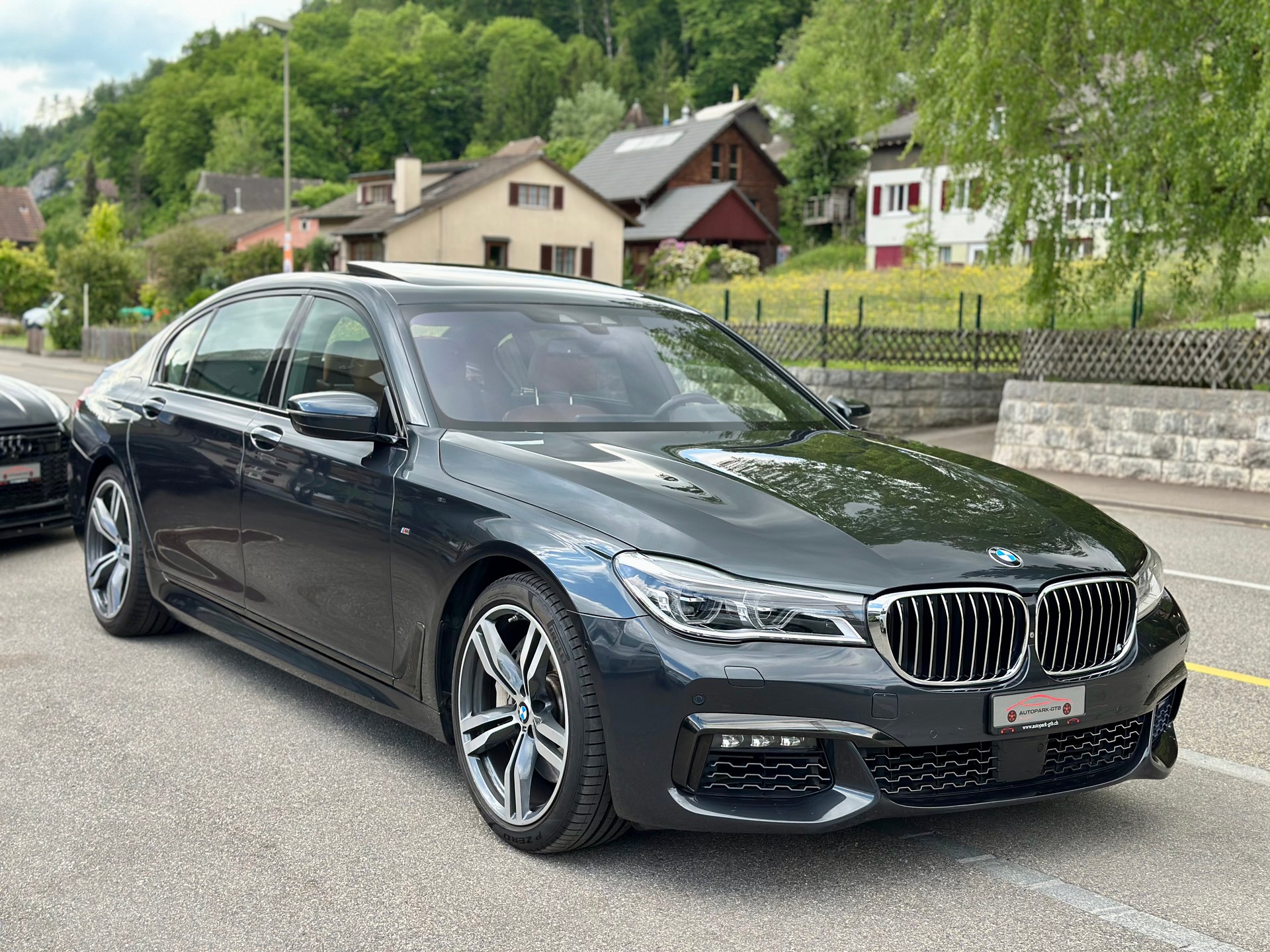 BMW 750Li xDrive-showroom-element-1