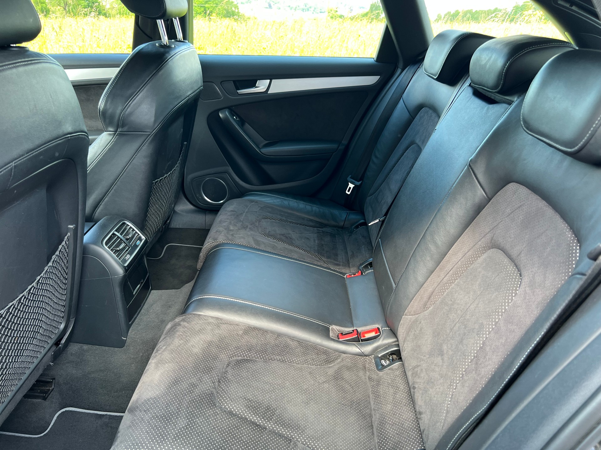 AUDI A4 Avant 2.0 TFSI quattro s-tronic S line-image-6