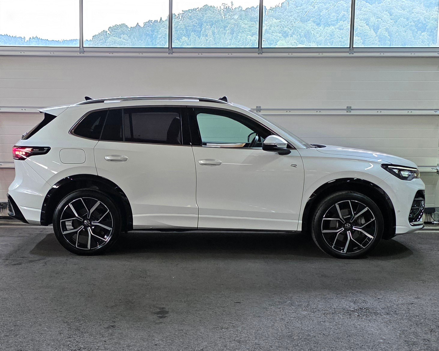VW Tiguan 2.0 TDI SCR R-Line 4Motion DSG *ACC/LaneAssist*Sitz-Lenkradheizung*Massagefunktion*Pamoramadach*-image-5