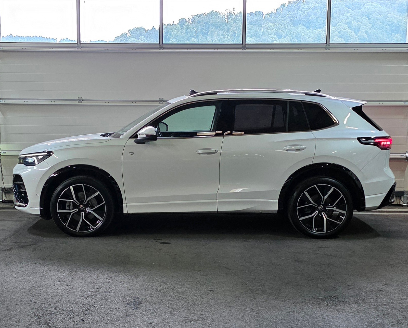 VW Tiguan 2.0 TDI SCR R-Line 4Motion DSG *ACC/LaneAssist*Sitz-Lenkradheizung*Massagefunktion*Pamoramadach*-showroom-element-1