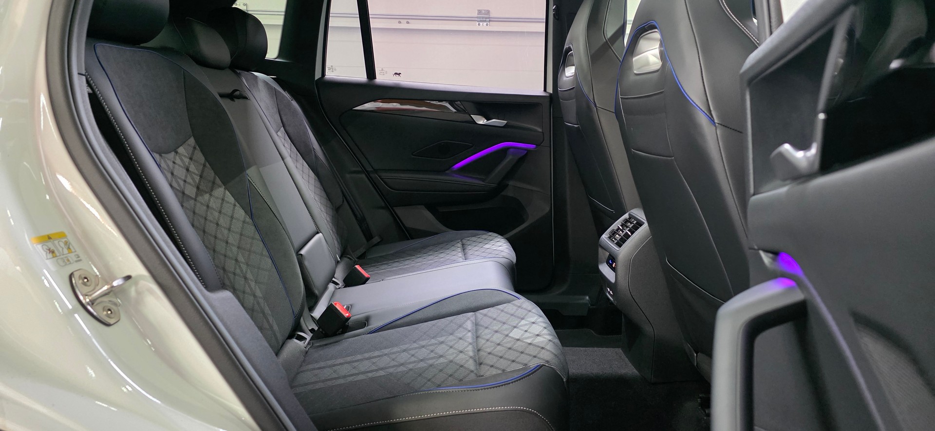 VW Tiguan 2.0 TDI SCR R-Line 4Motion DSG *ACC/LaneAssist*Sitz-Lenkradheizung*Massagefunktion*Pamoramadach*-image-26