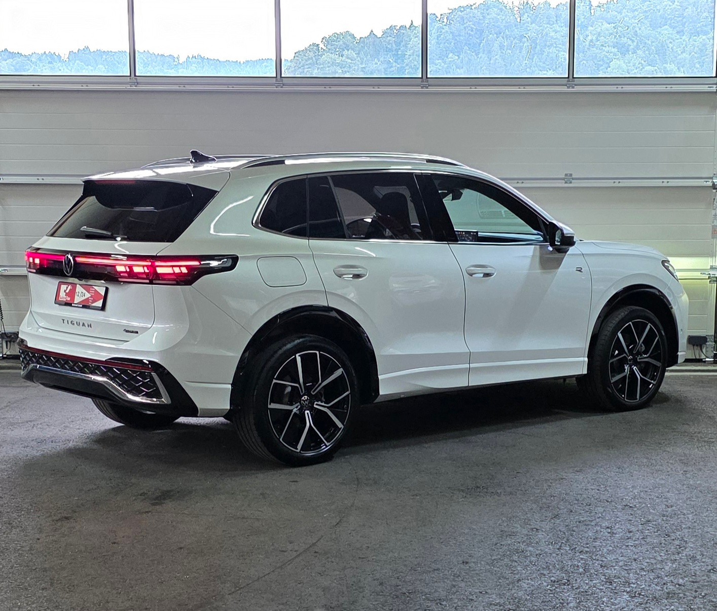 VW Tiguan 2.0 TDI SCR R-Line 4Motion DSG *ACC/LaneAssist*Sitz-Lenkradheizung*Massagefunktion*Pamoramadach*-image-4