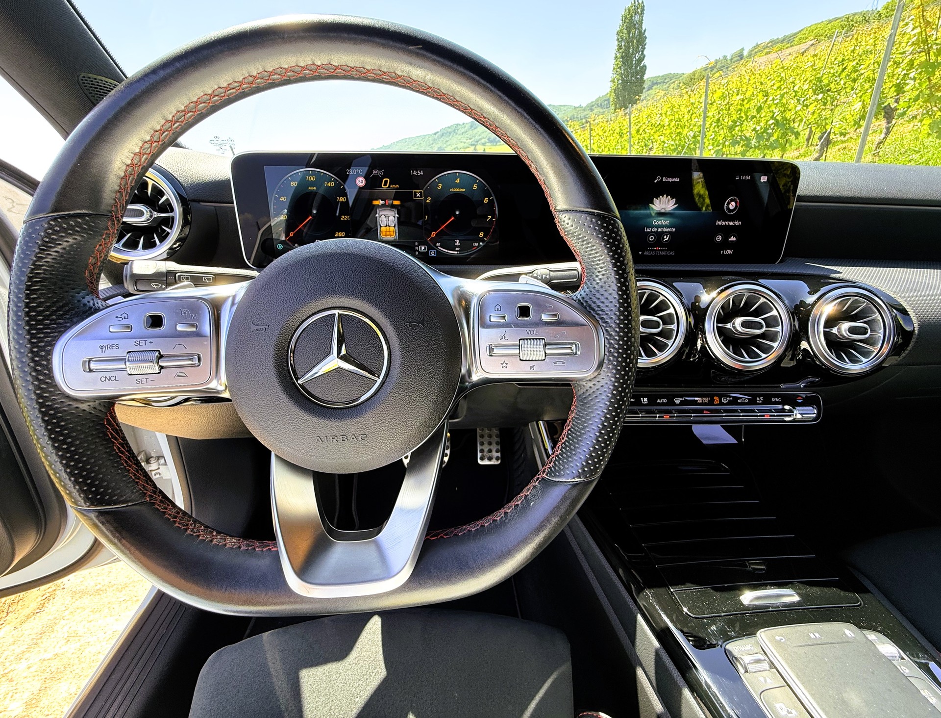 MERCEDES-BENZ A 200 AMG Line 7G-DCT-image-18
