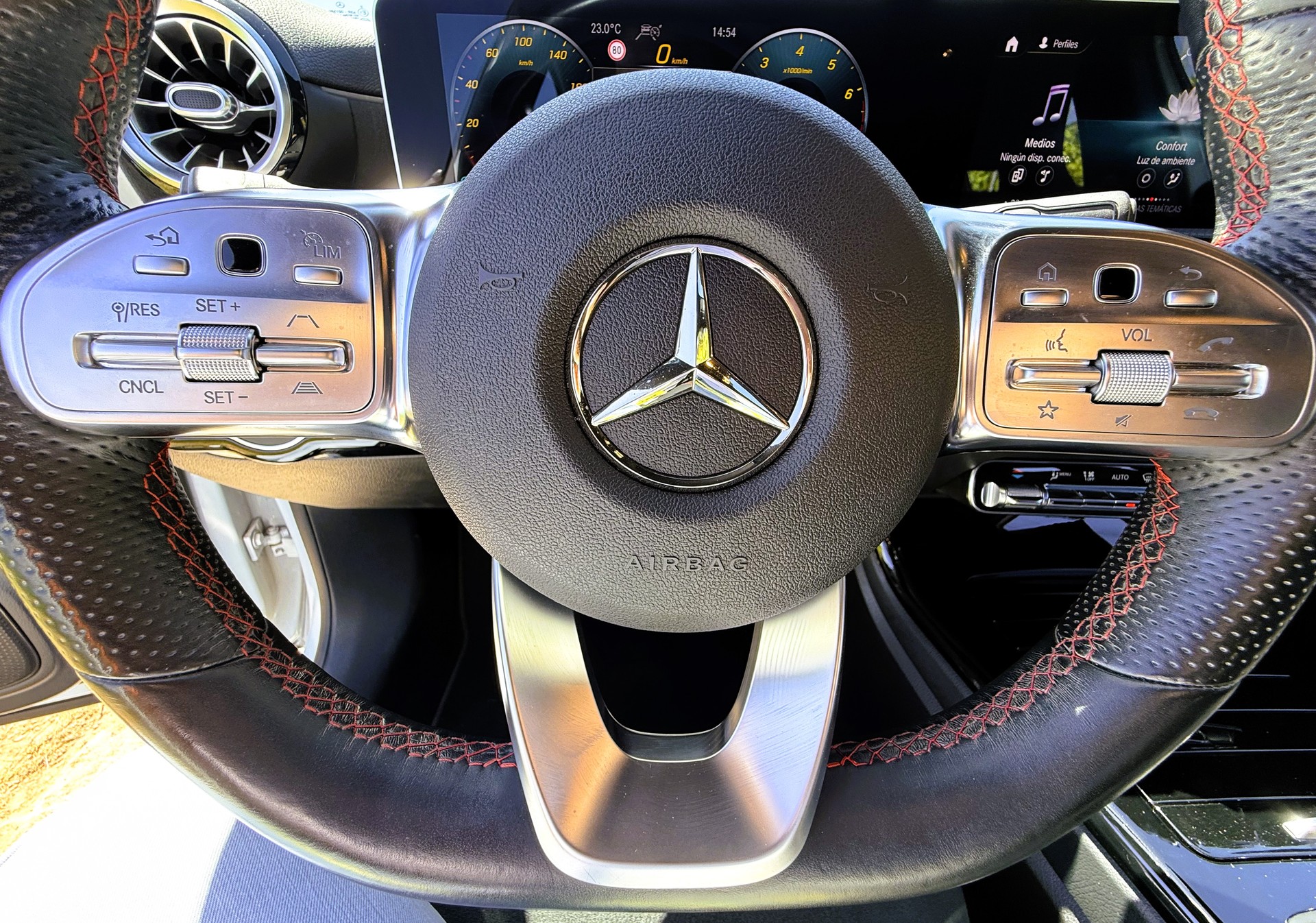 MERCEDES-BENZ A 200 AMG Line 7G-DCT-image-19
