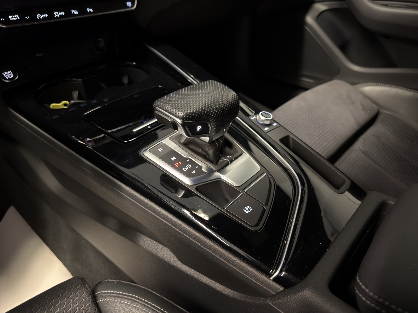 AUDI A4 Avant 40 S line G-tronic-image-9