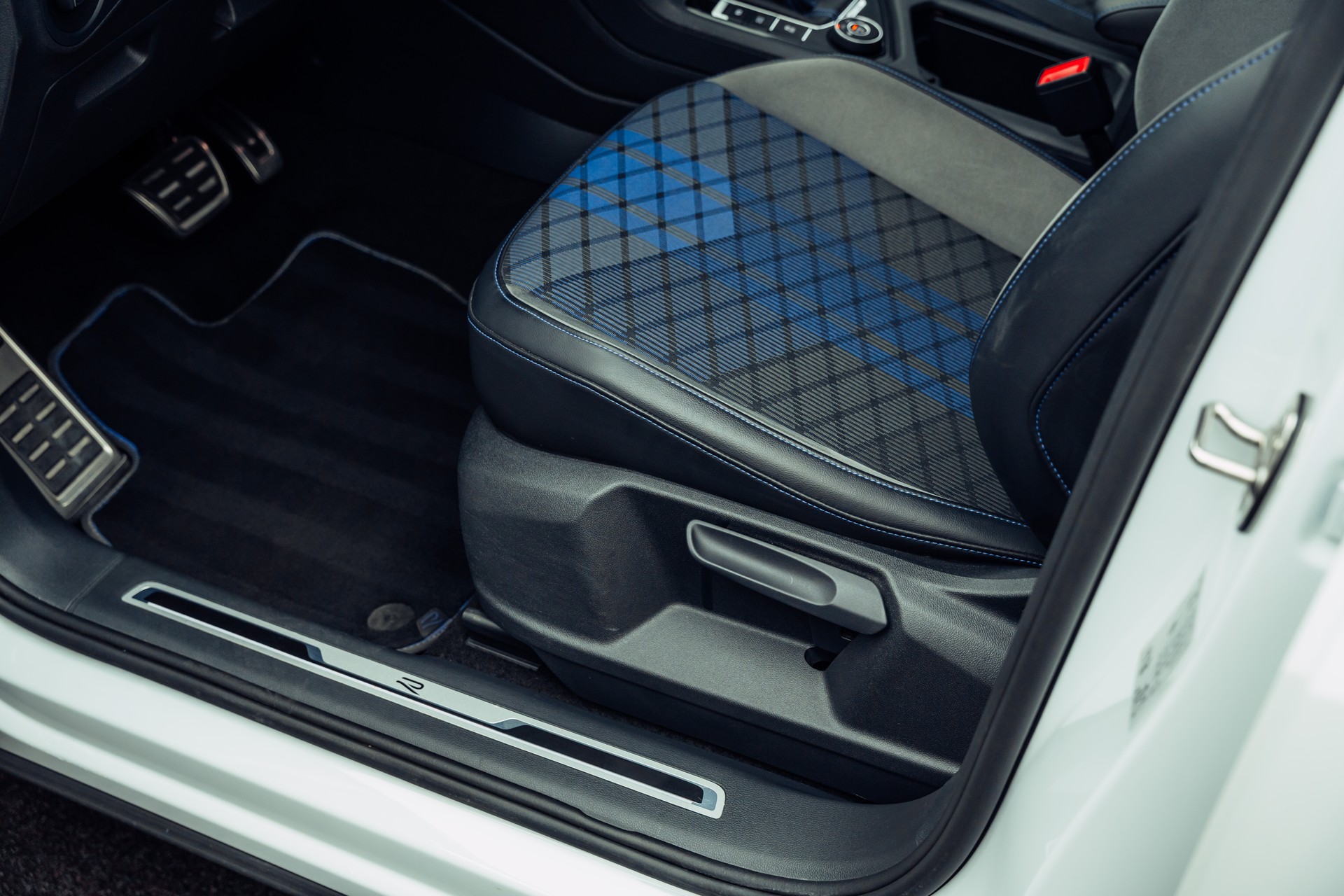 VW Tiguan 2.0TSI R 4Motion DSG-image-20