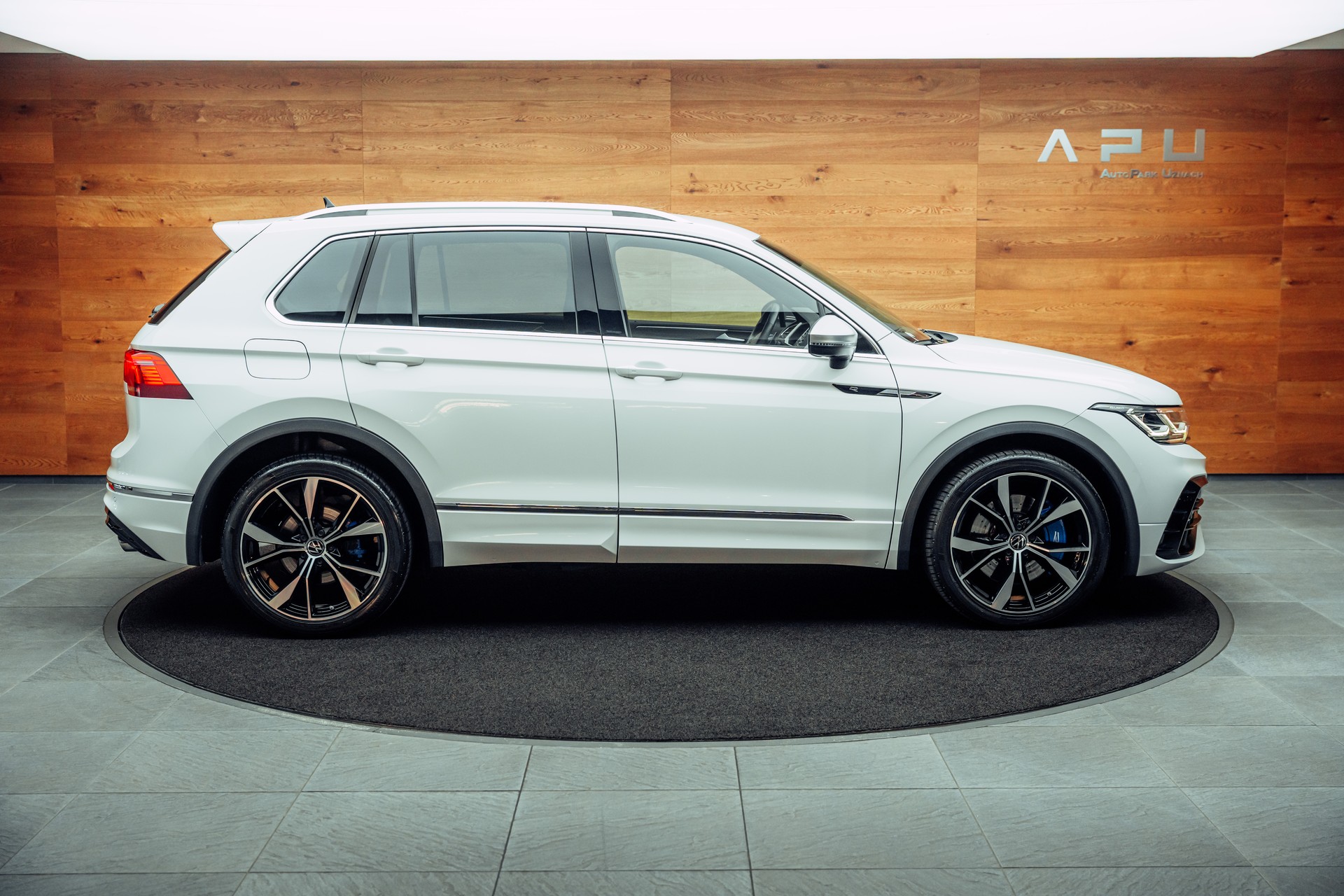 VW Tiguan 2.0TSI R 4Motion DSG-image-12