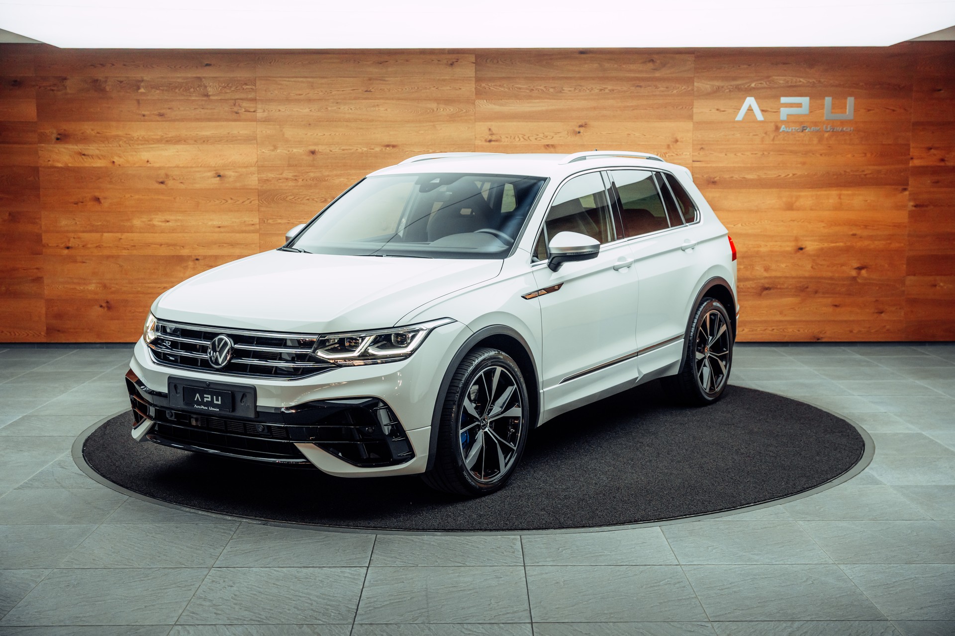 VW Tiguan 2.0TSI R 4Motion DSG-showroom-element-3