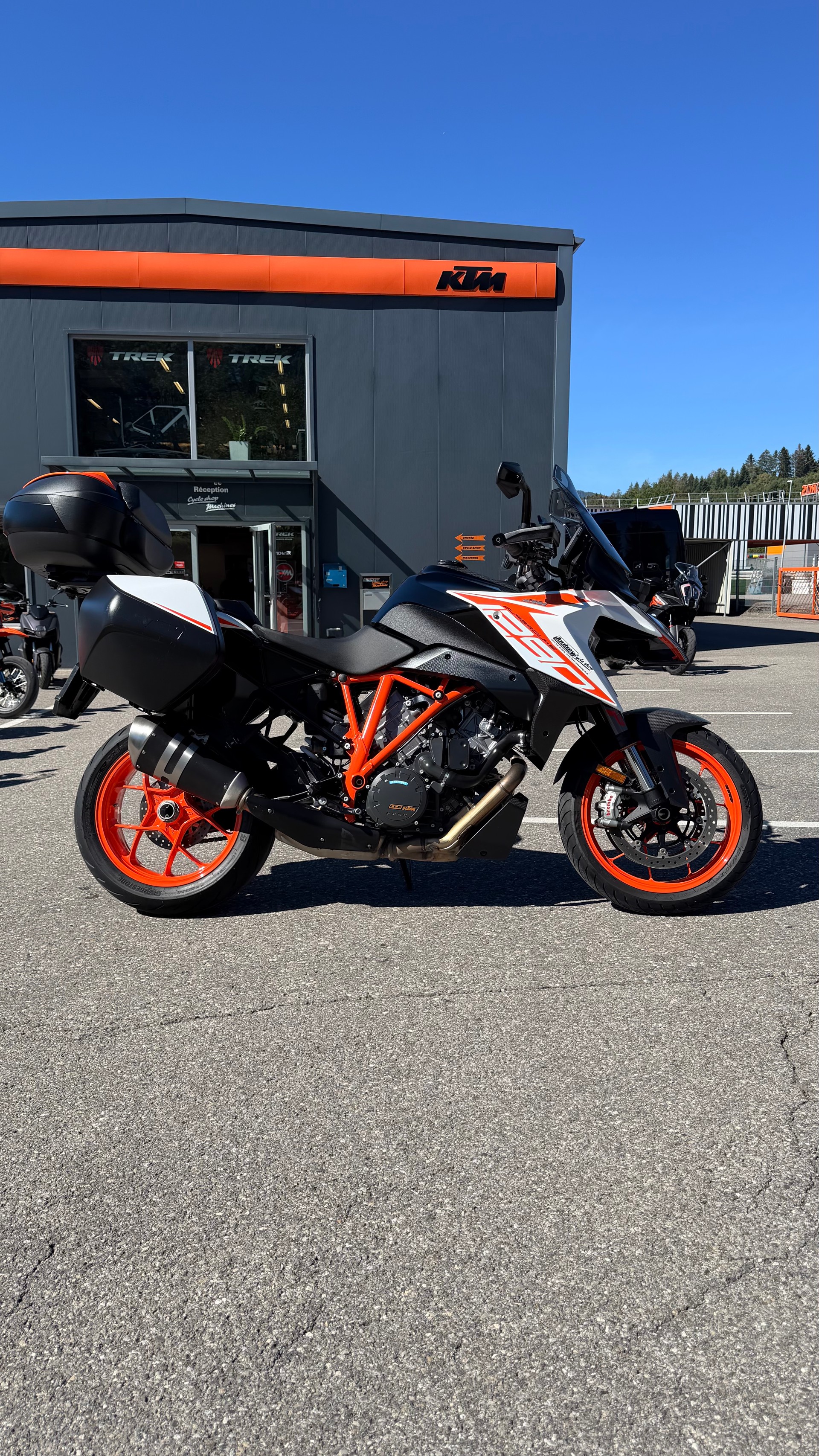 KTM 1290 Super Duke GT-image-1