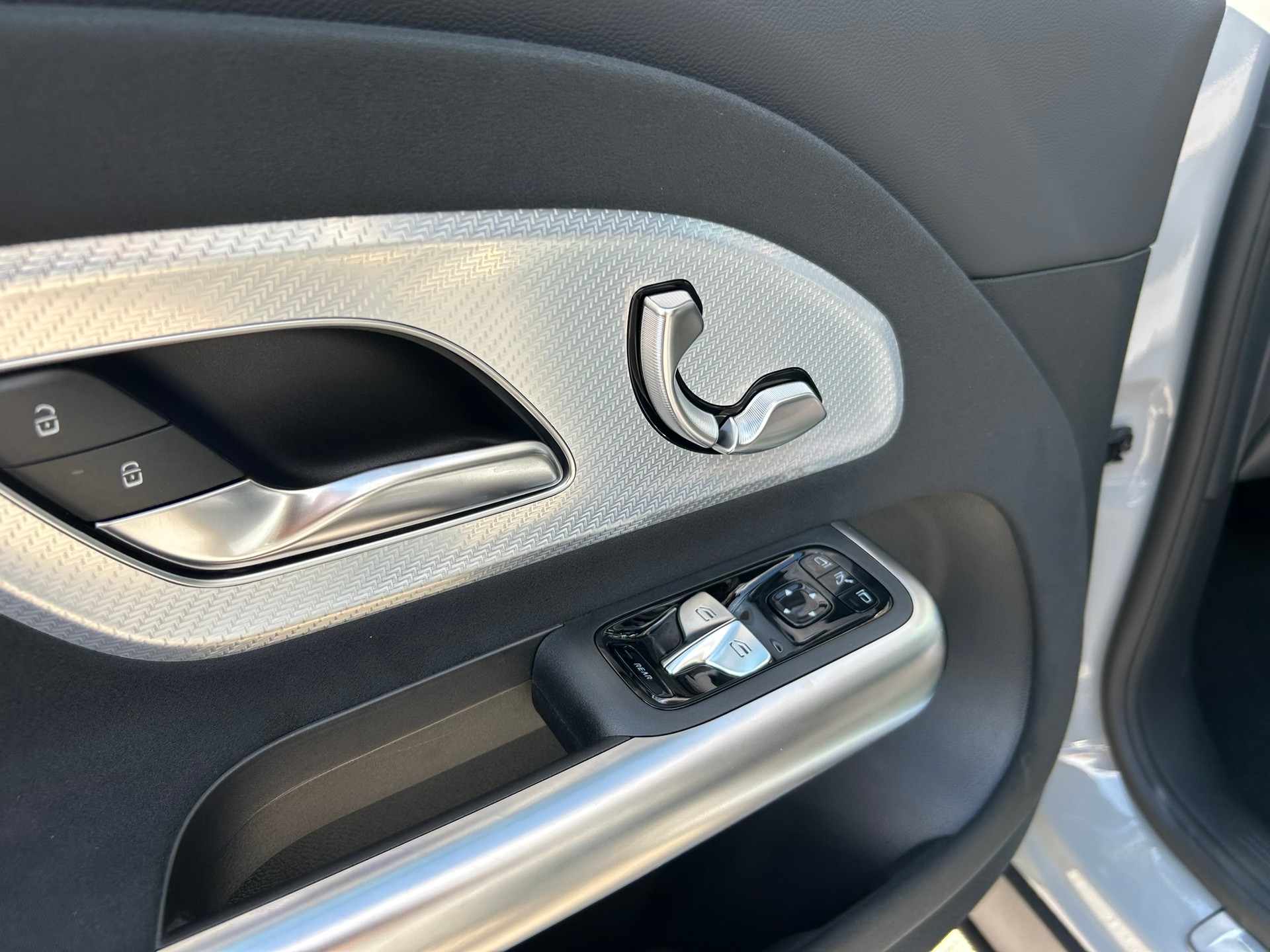 MERCEDES-BENZ GLB 220 4Matic AMG Line 8G-Tronic-image-19