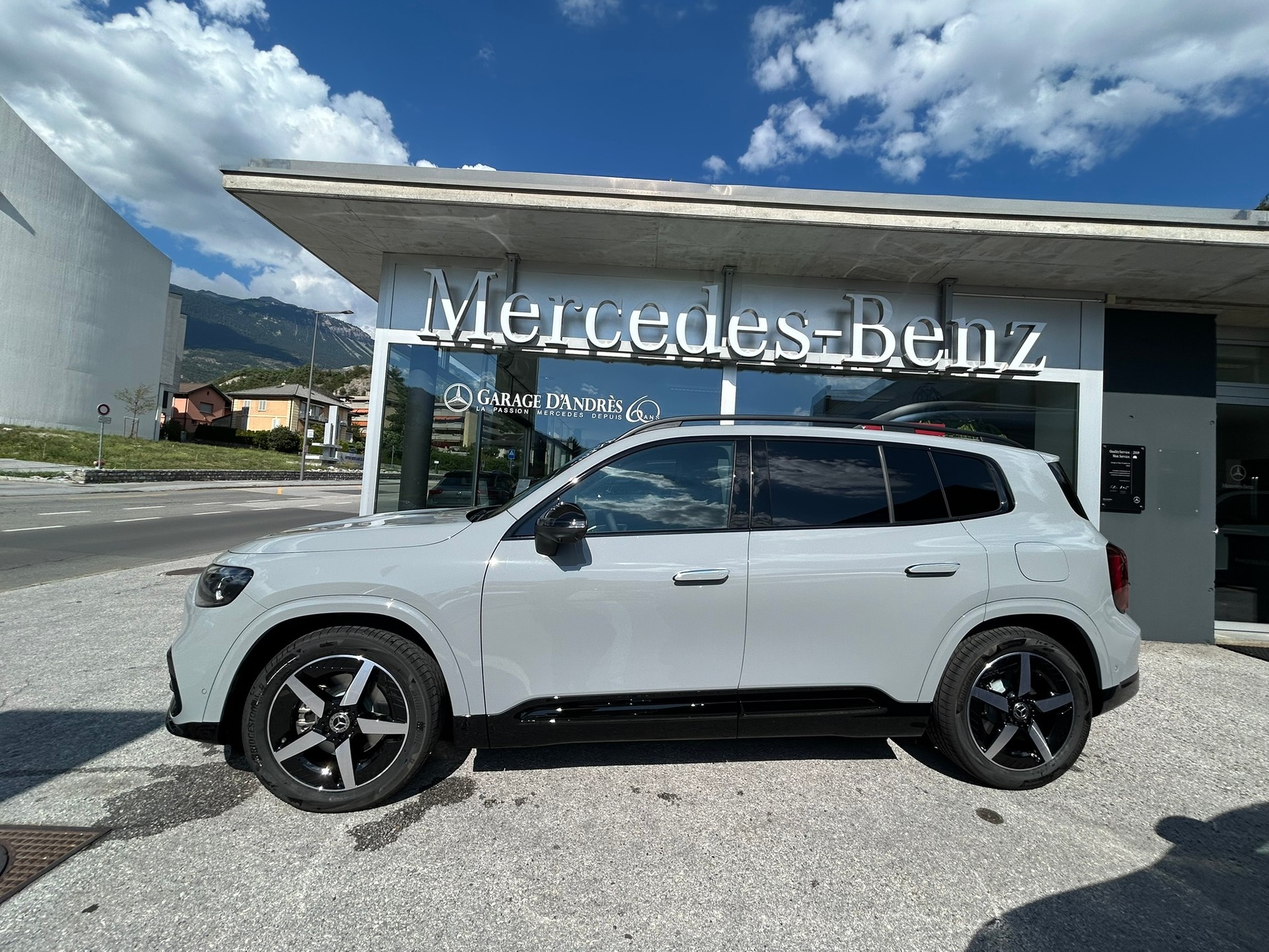 MERCEDES-BENZ GLB 220 4Matic AMG Line 8G-Tronic-showroom-element-3