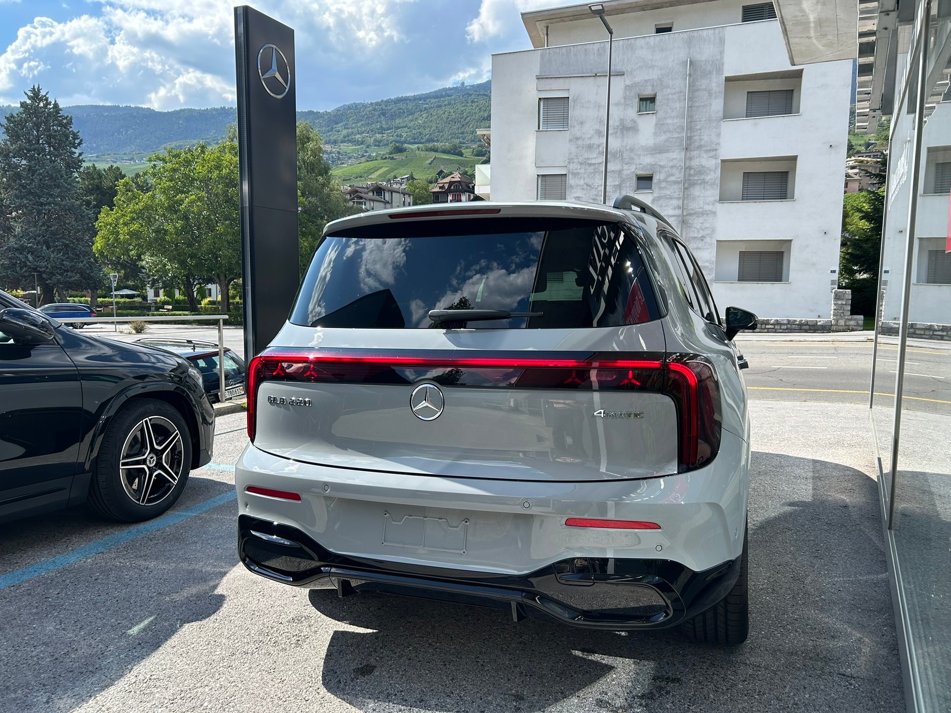 MERCEDES-BENZ GLB 220 4Matic AMG Line 8G-Tronic-image-5