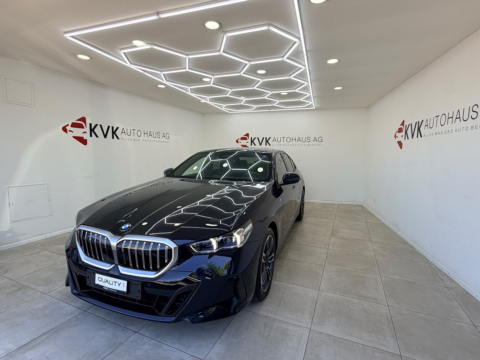 BMW 520i 48V M Sport Steptronic | Panorama | Vollausstattung | Garantie |-showroom-element-1