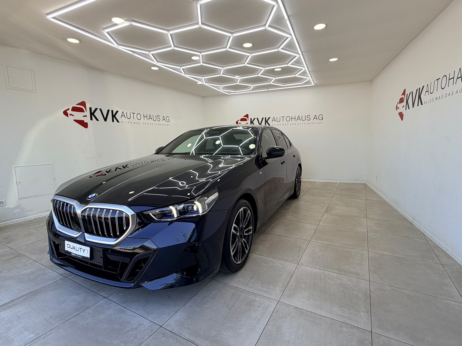 BMW 520i 48V M Sport Steptronic | Panorama | Vollausstattung | Garantie |-showroom-element-2