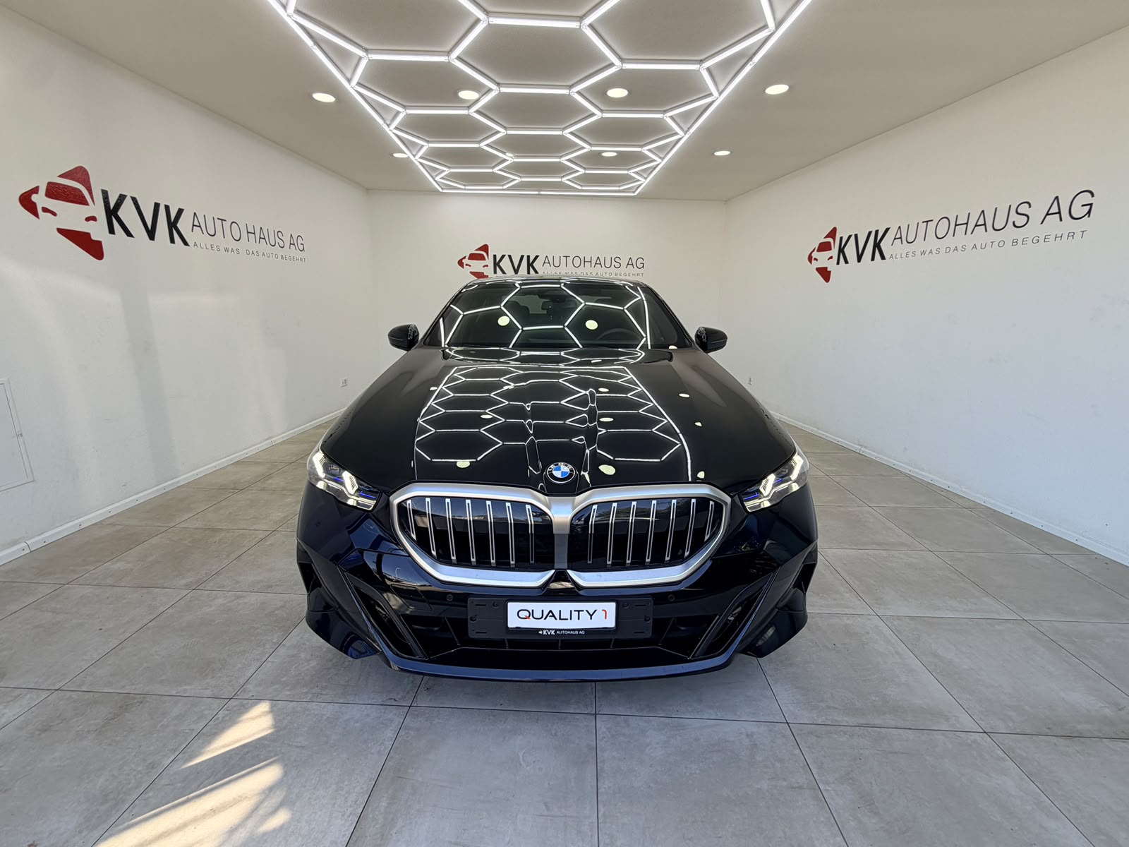 BMW 520i 48V M Sport Steptronic | Panorama | Vollausstattung | Garantie |-showroom-element-3