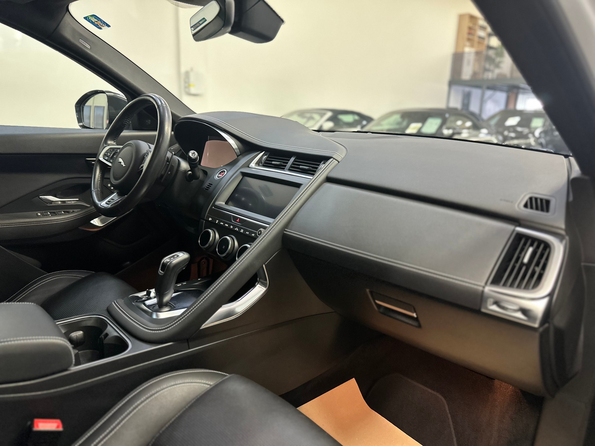 JAGUAR E-Pace 2.0 P250 R-Dynamic SE AWD Automatik-image-12