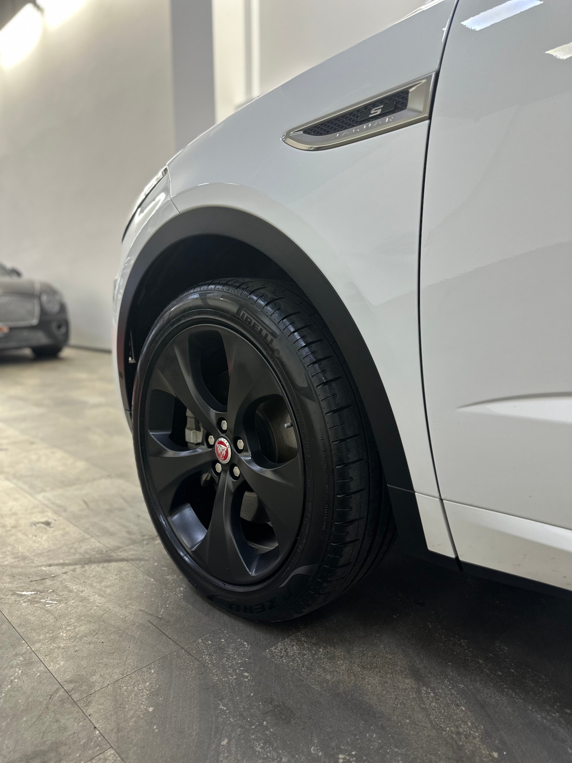 JAGUAR E-Pace 2.0 P250 R-Dynamic SE AWD Automatik-image-6
