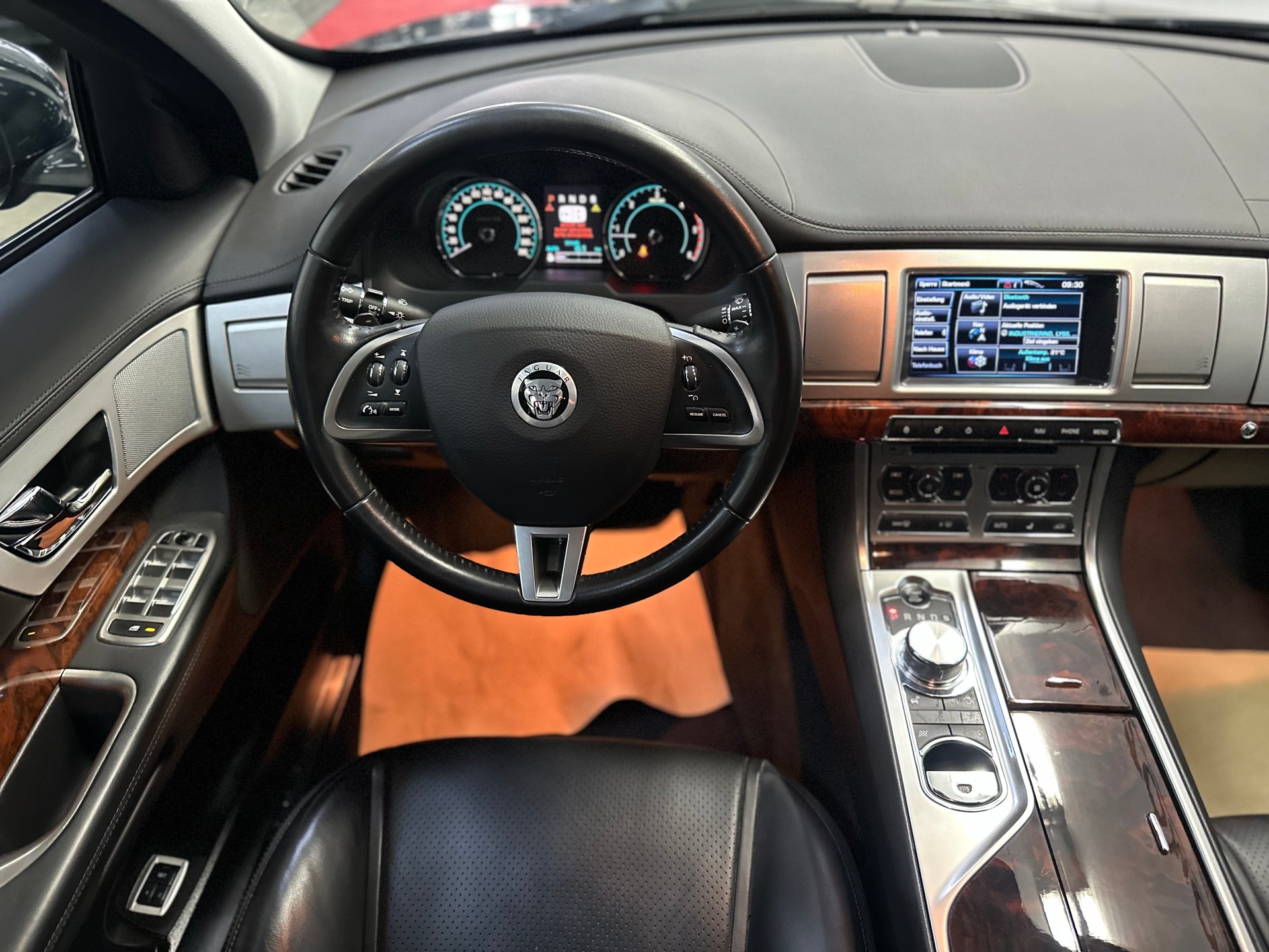 JAGUAR XF 3.0d V6 Luxury-image-11