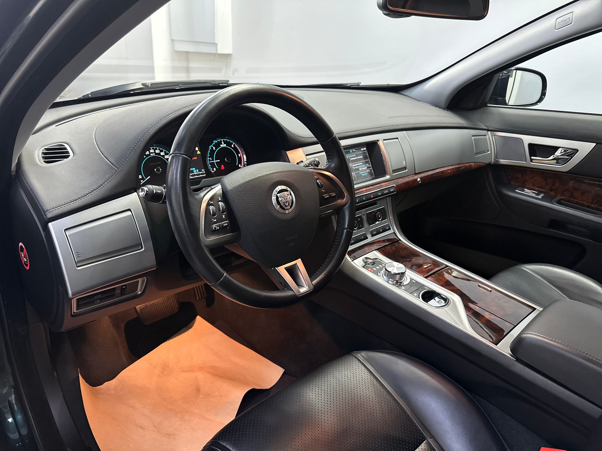 JAGUAR XF 3.0d V6 Luxury-image-13