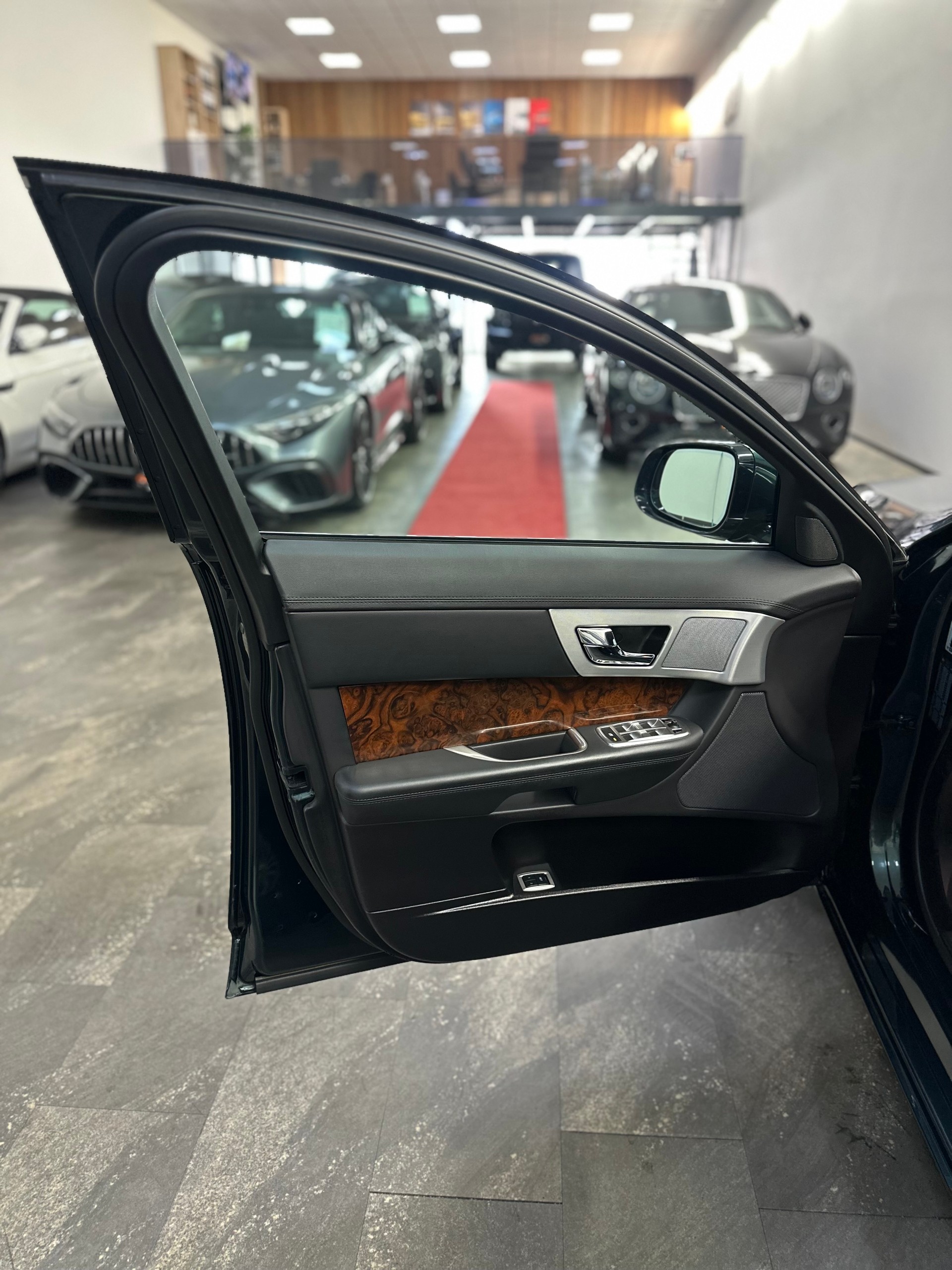 JAGUAR XF 3.0d V6 Luxury-image-18