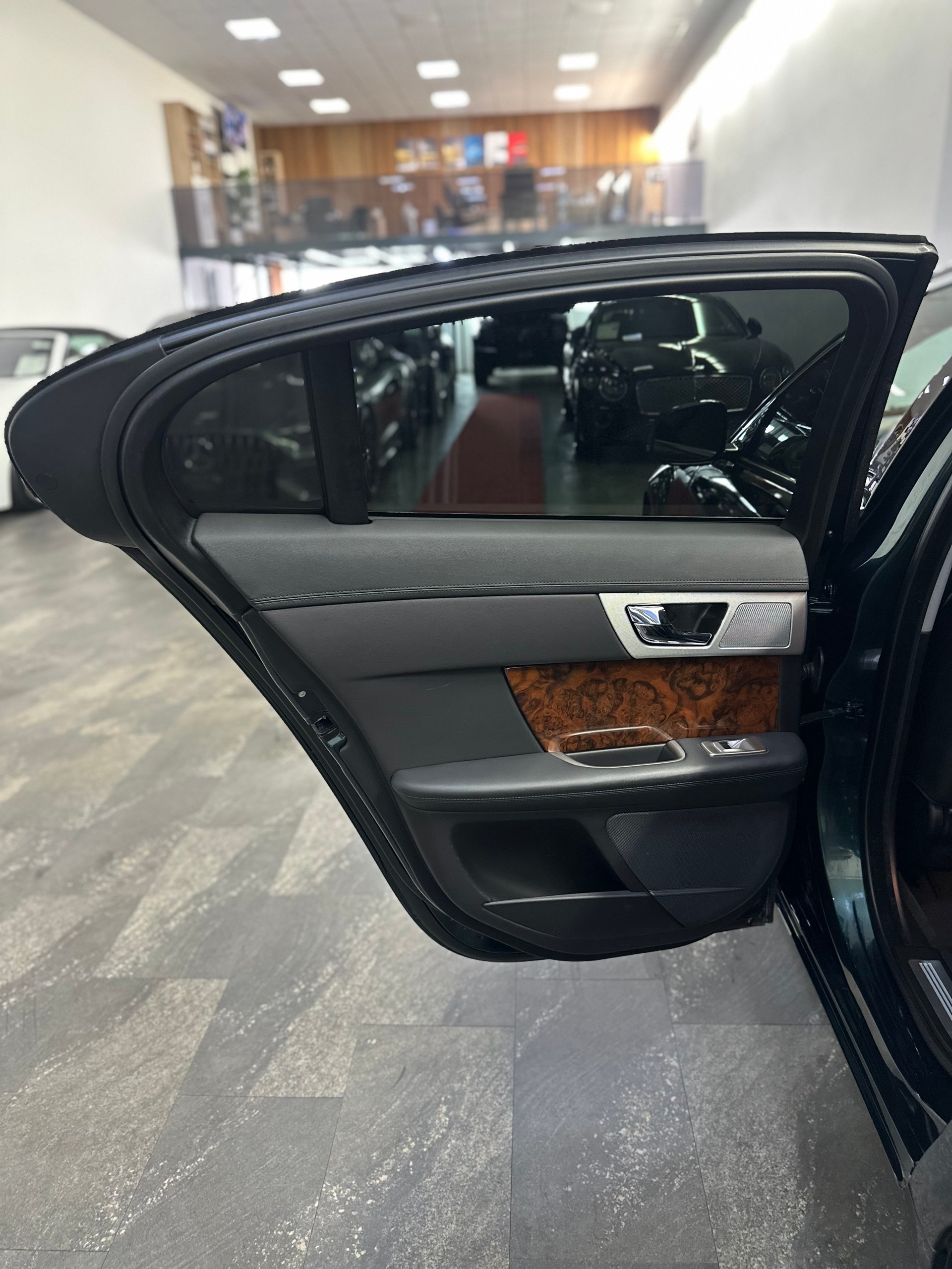 JAGUAR XF 3.0d V6 Luxury-image-19