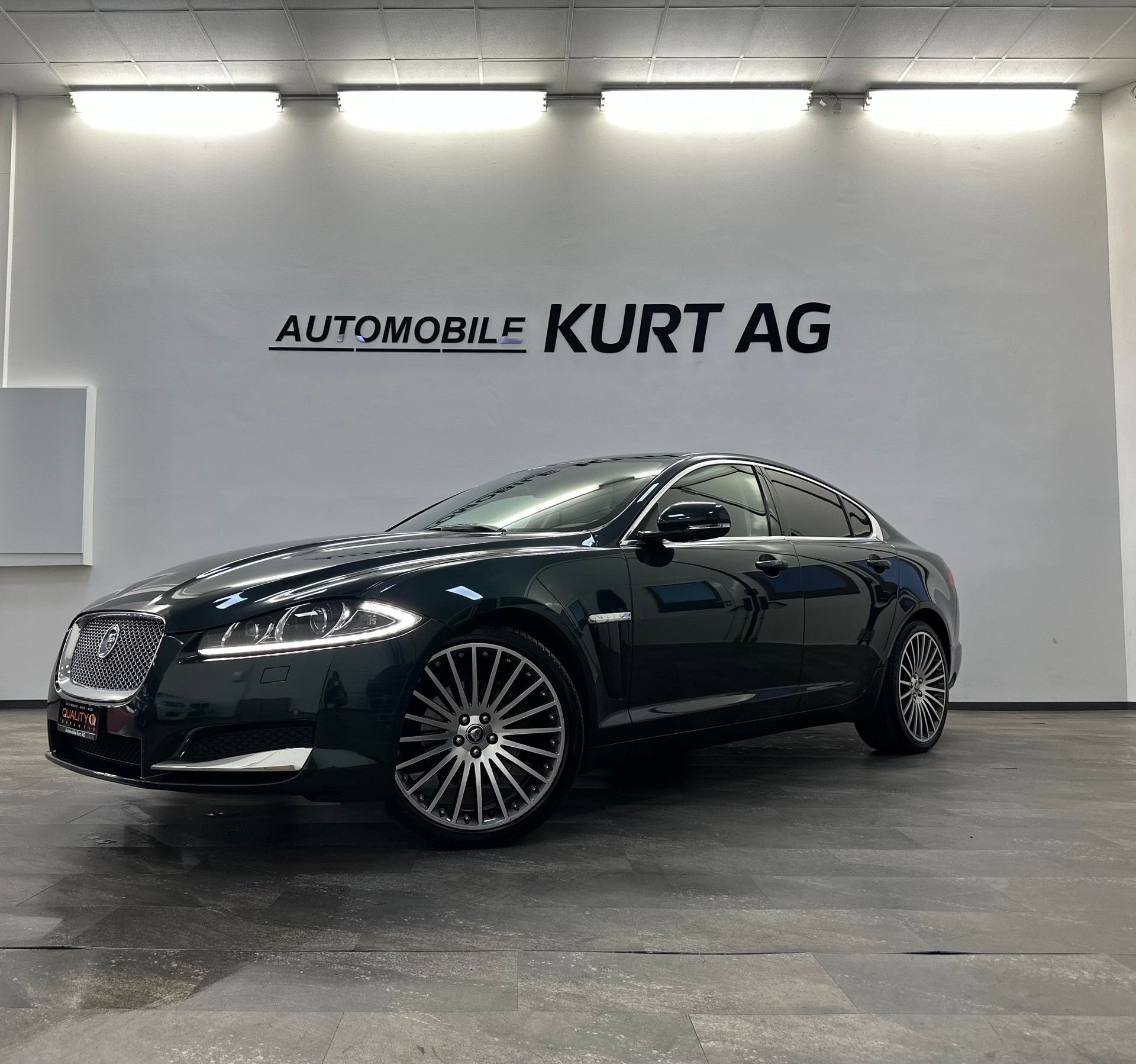 JAGUAR XF 3.0d V6 Luxury-showroom-element-1