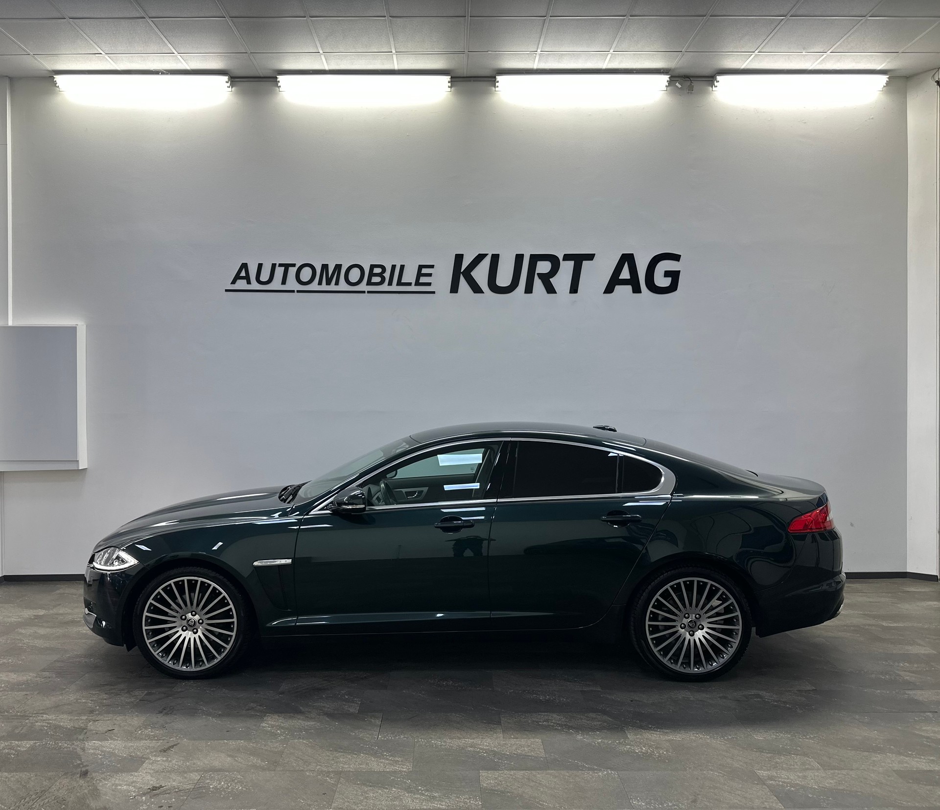 JAGUAR XF 3.0d V6 Luxury-showroom-element-2