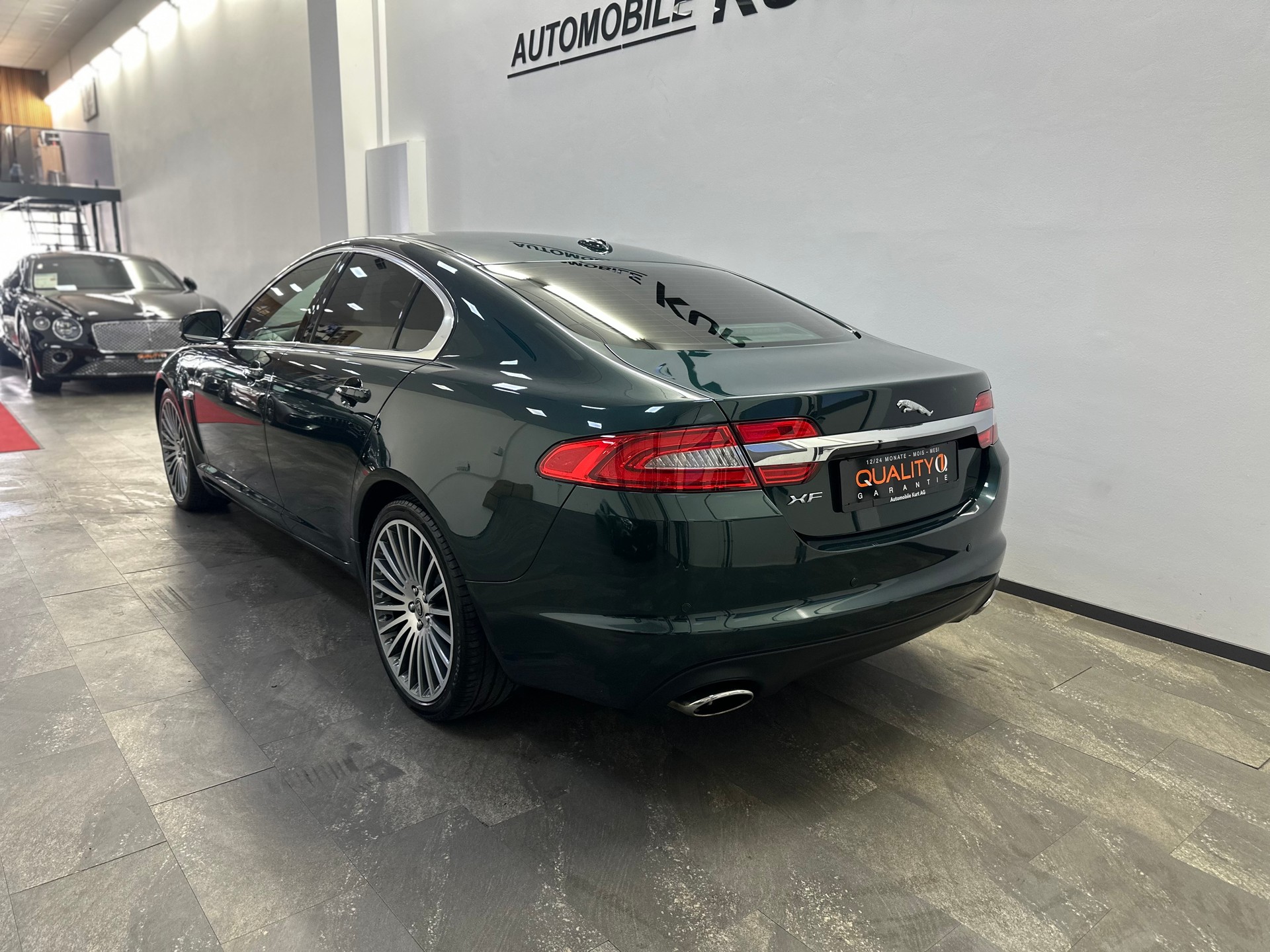 JAGUAR XF 3.0d V6 Luxury-showroom-element-3