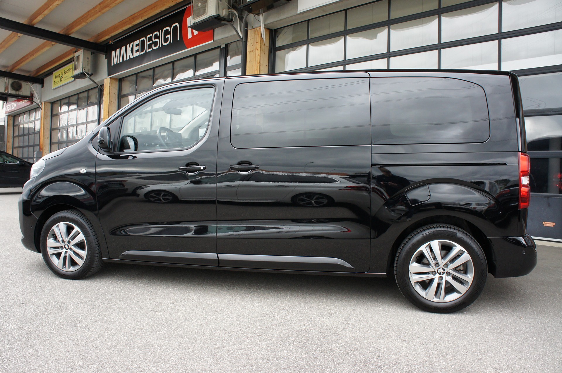 PEUGEOT Traveller 2.0 BlueHDi Business Standard EAT8-showroom-element-1