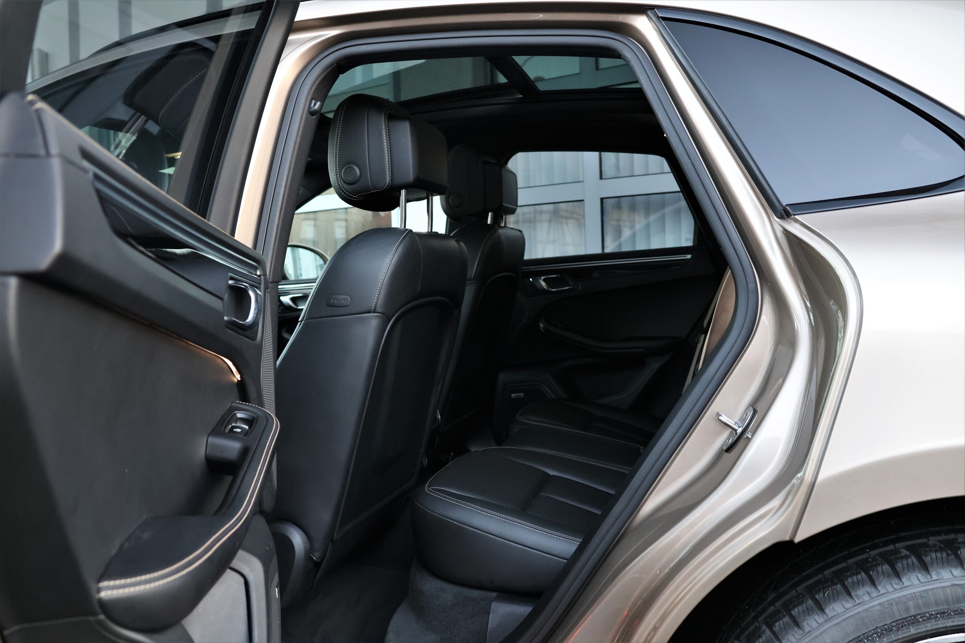 PORSCHE Macan GTS PDK (CH)-image-12