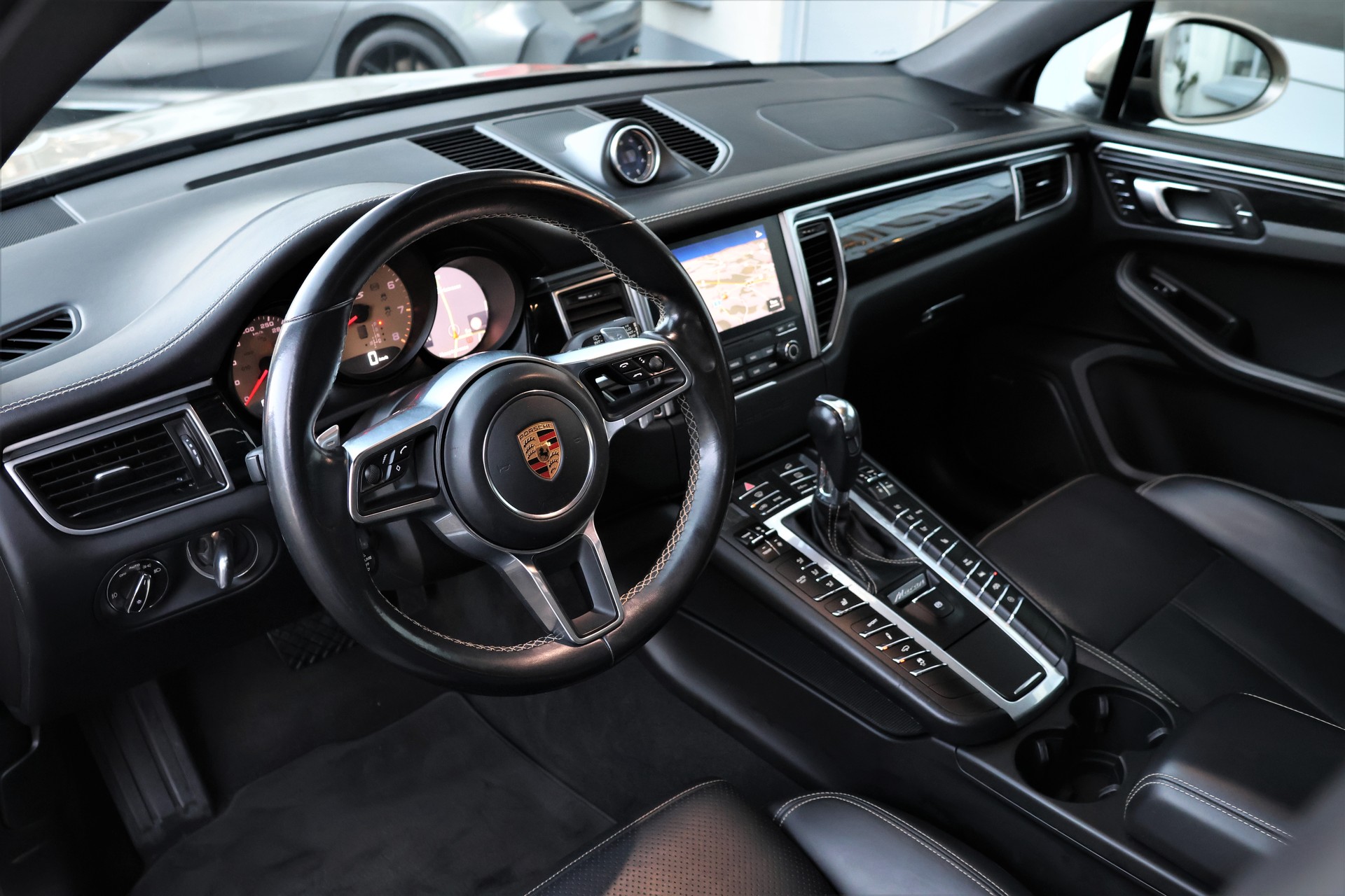 PORSCHE Macan GTS PDK (CH)-image-9
