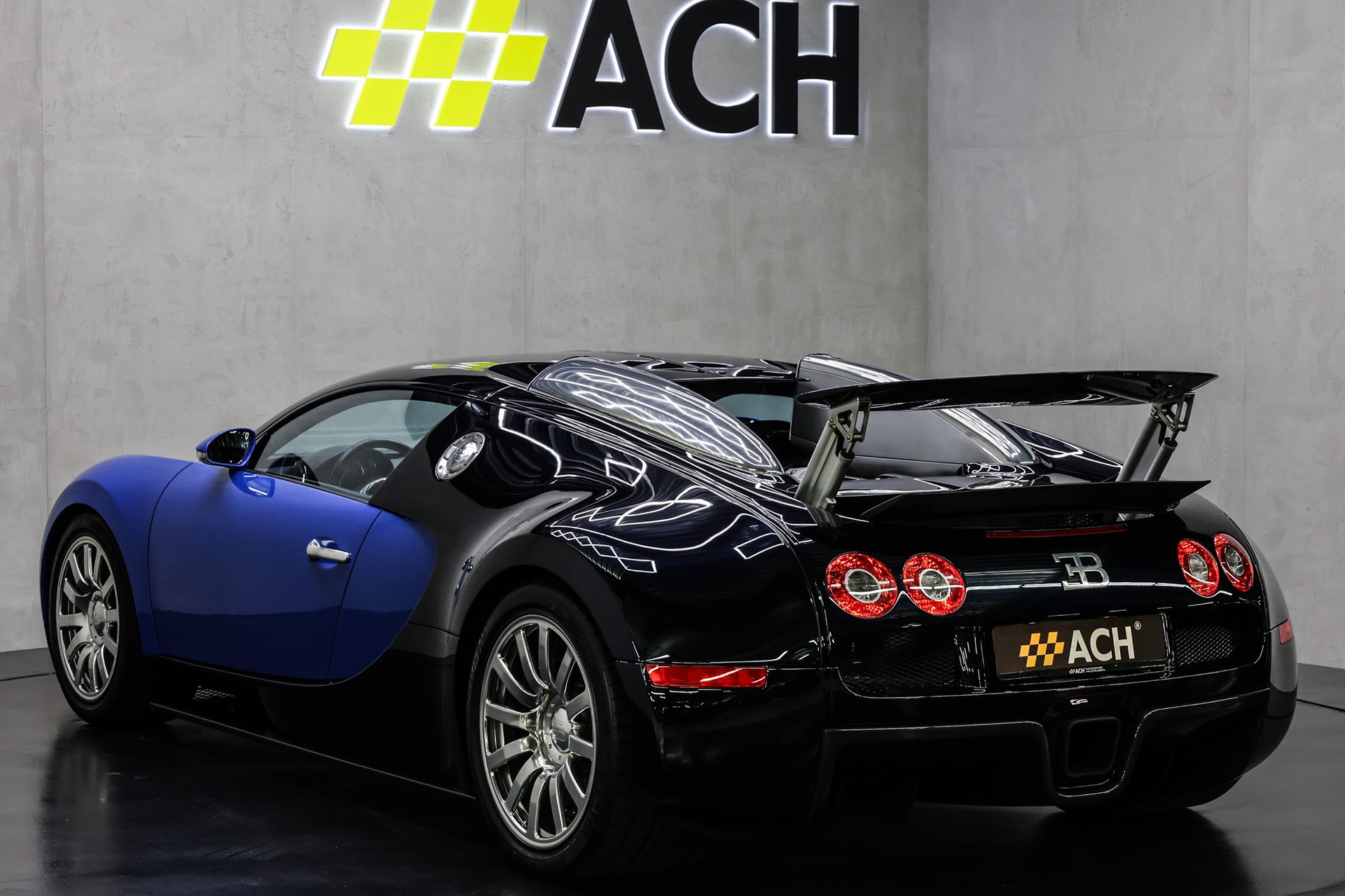 BUGATTI VEYRON 16.4-showroom-element-3