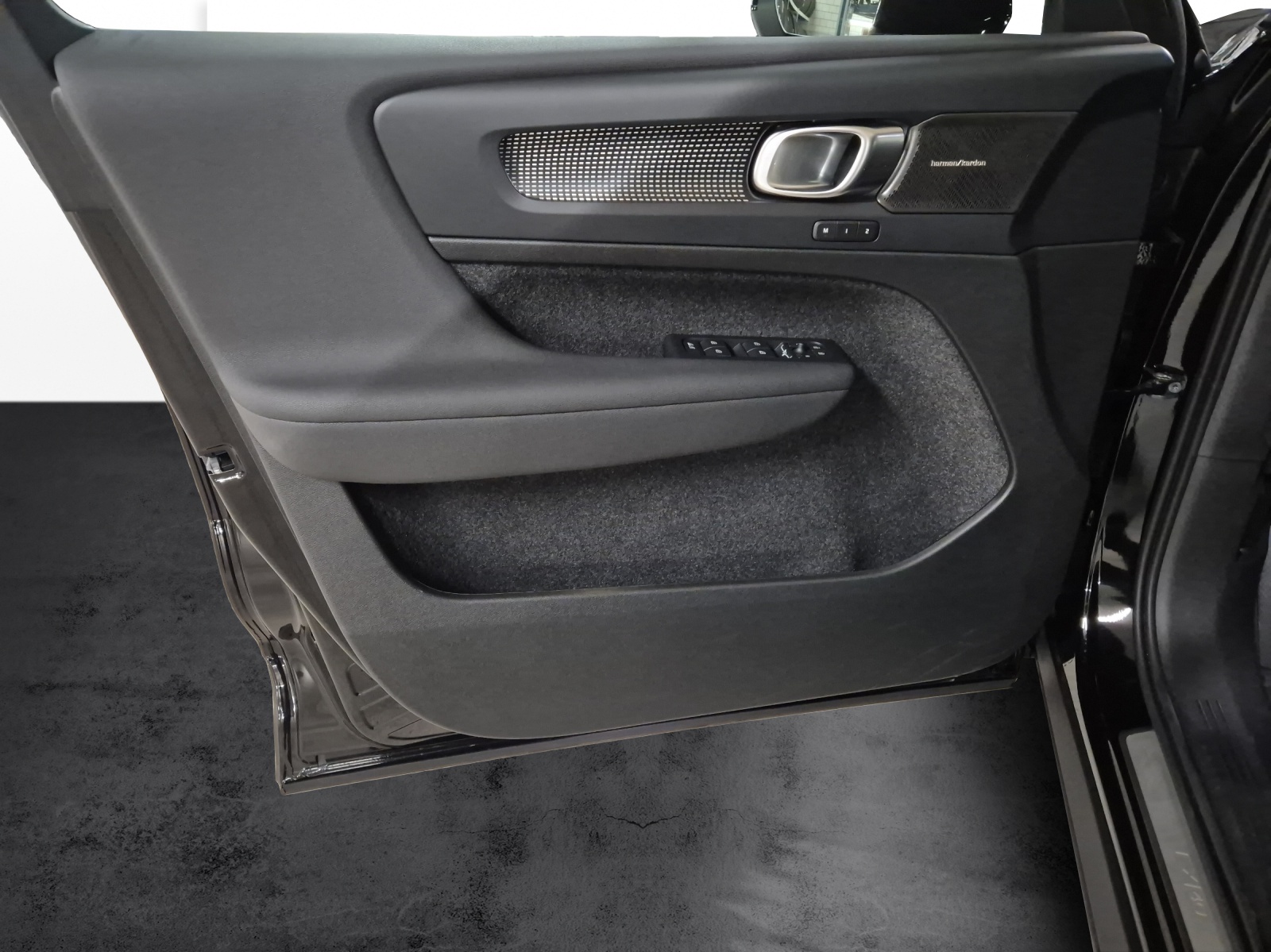 VOLVO EX40 Twin Black Edition AWD-image-13