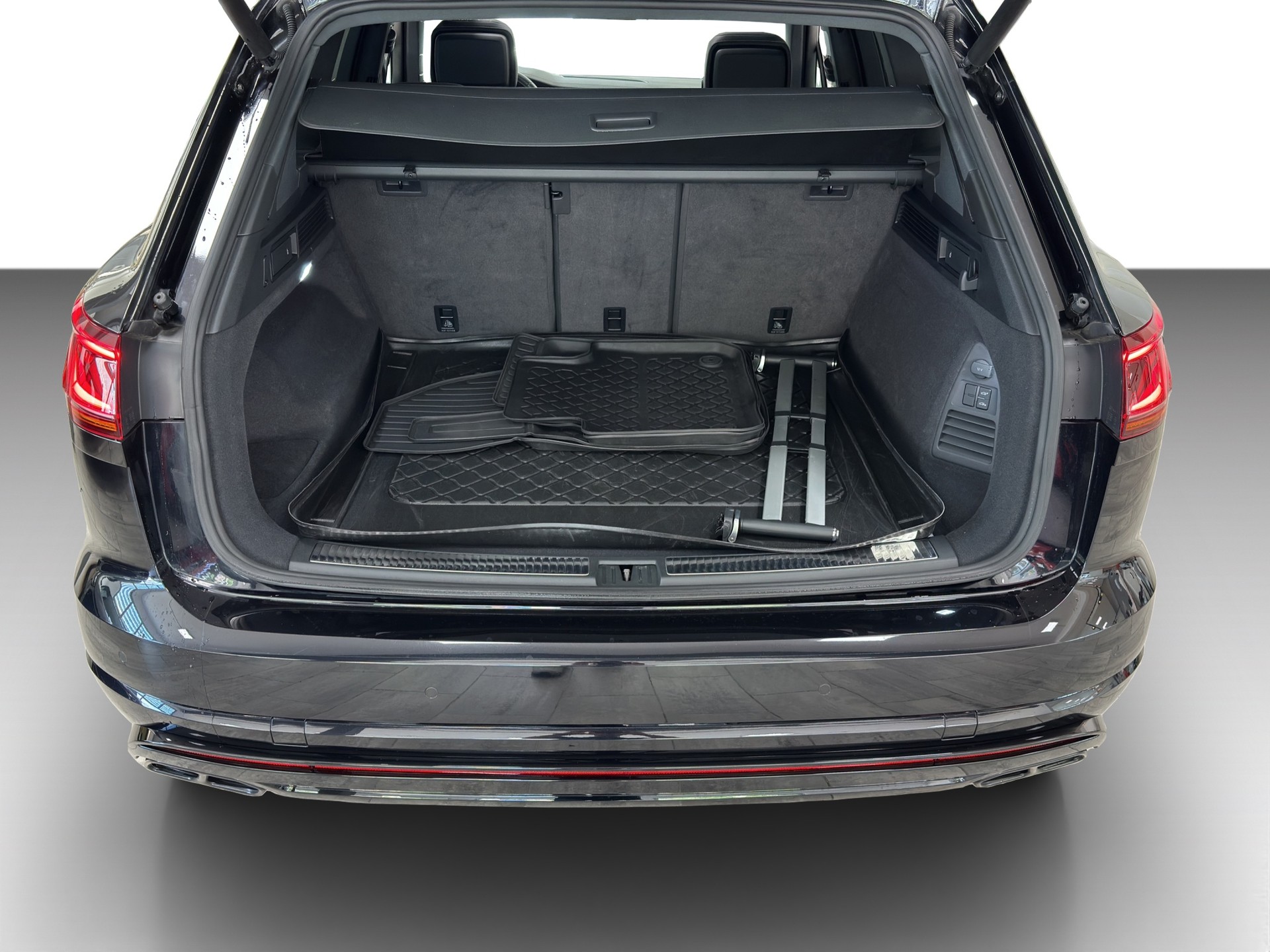 VW Touareg 3.0 TDI R Line Tiptronic-image-12