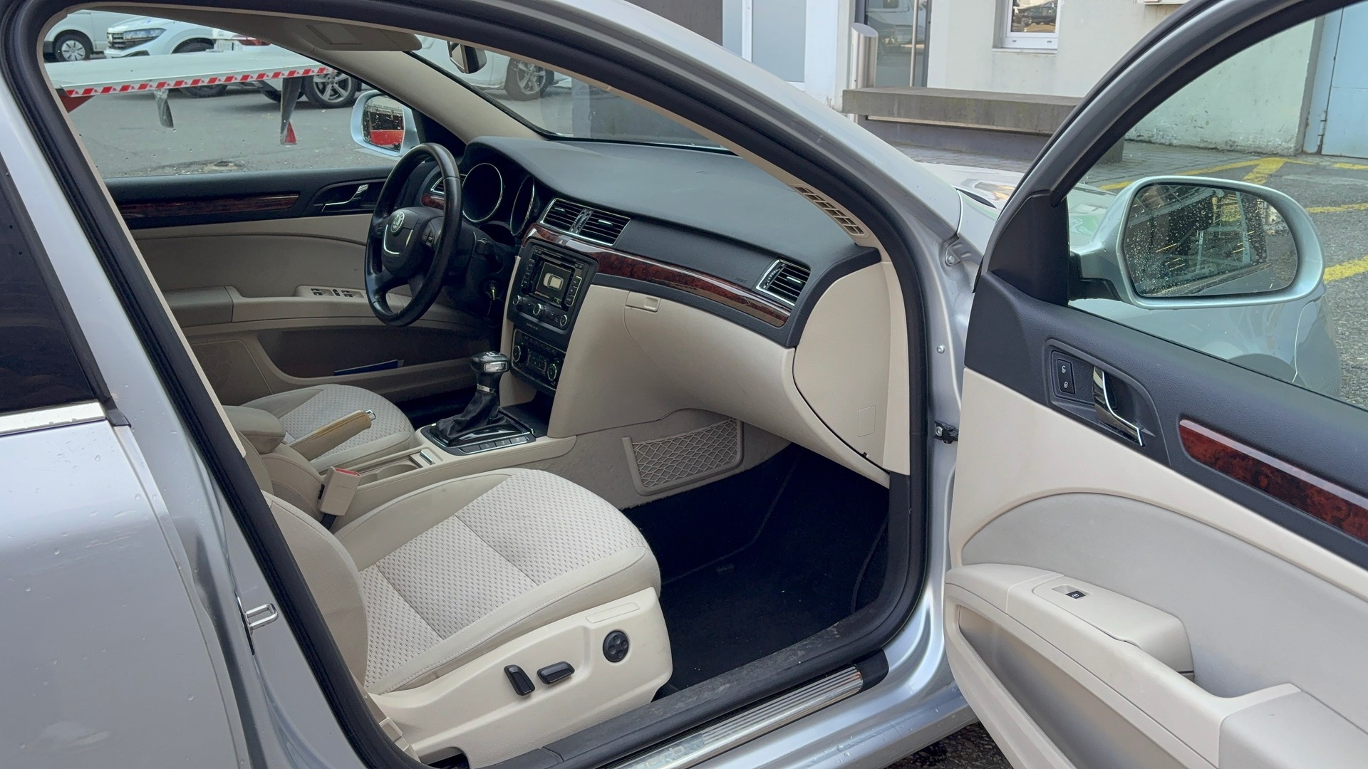 SKODA Superb Combi 3.6 FSI Elegance 4x4 DSG-image-12