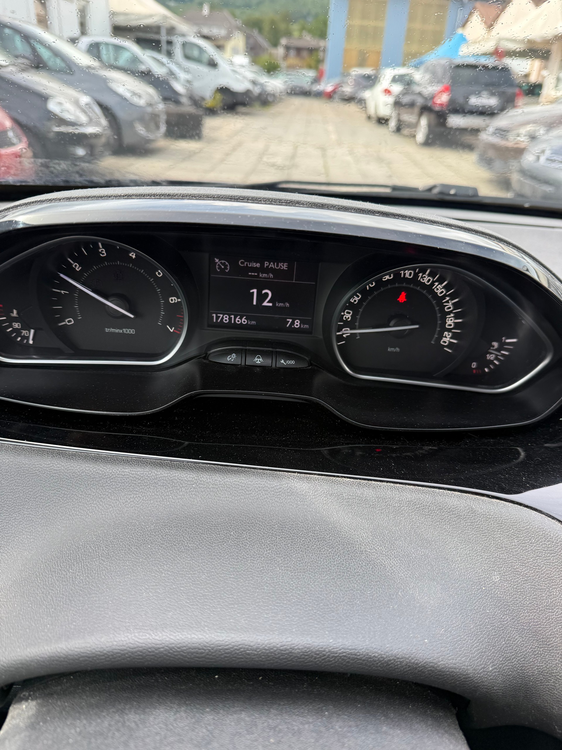 PEUGEOT 208 1.4 VTI Active-image-10