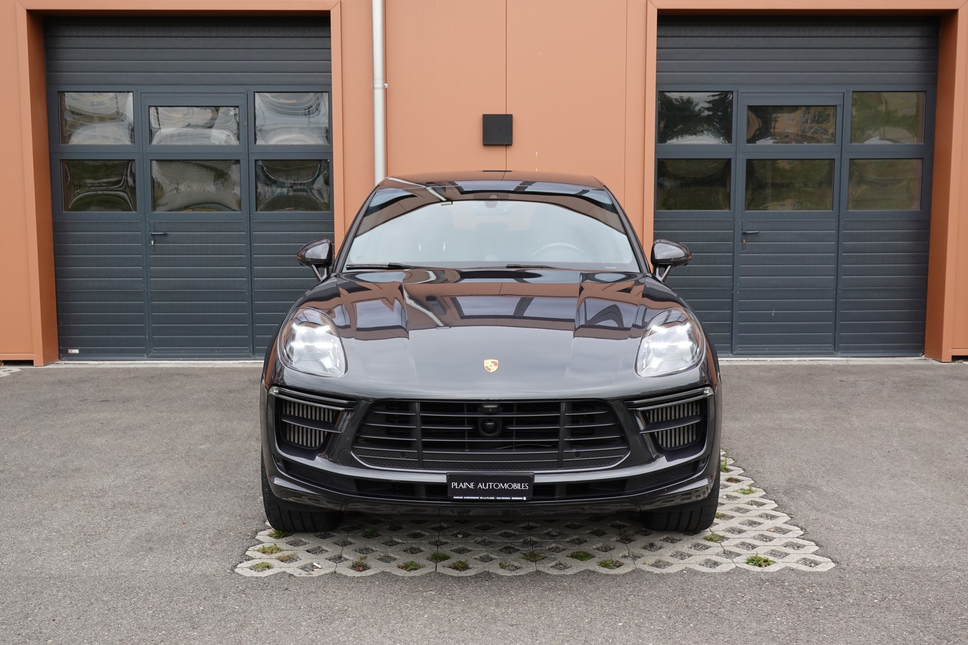 PORSCHE Macan Turbo PDK - "CH Auto * Pack Chrono * Sièges 18 Pos. * Caméra 360' * Echap. Sport"-image-1