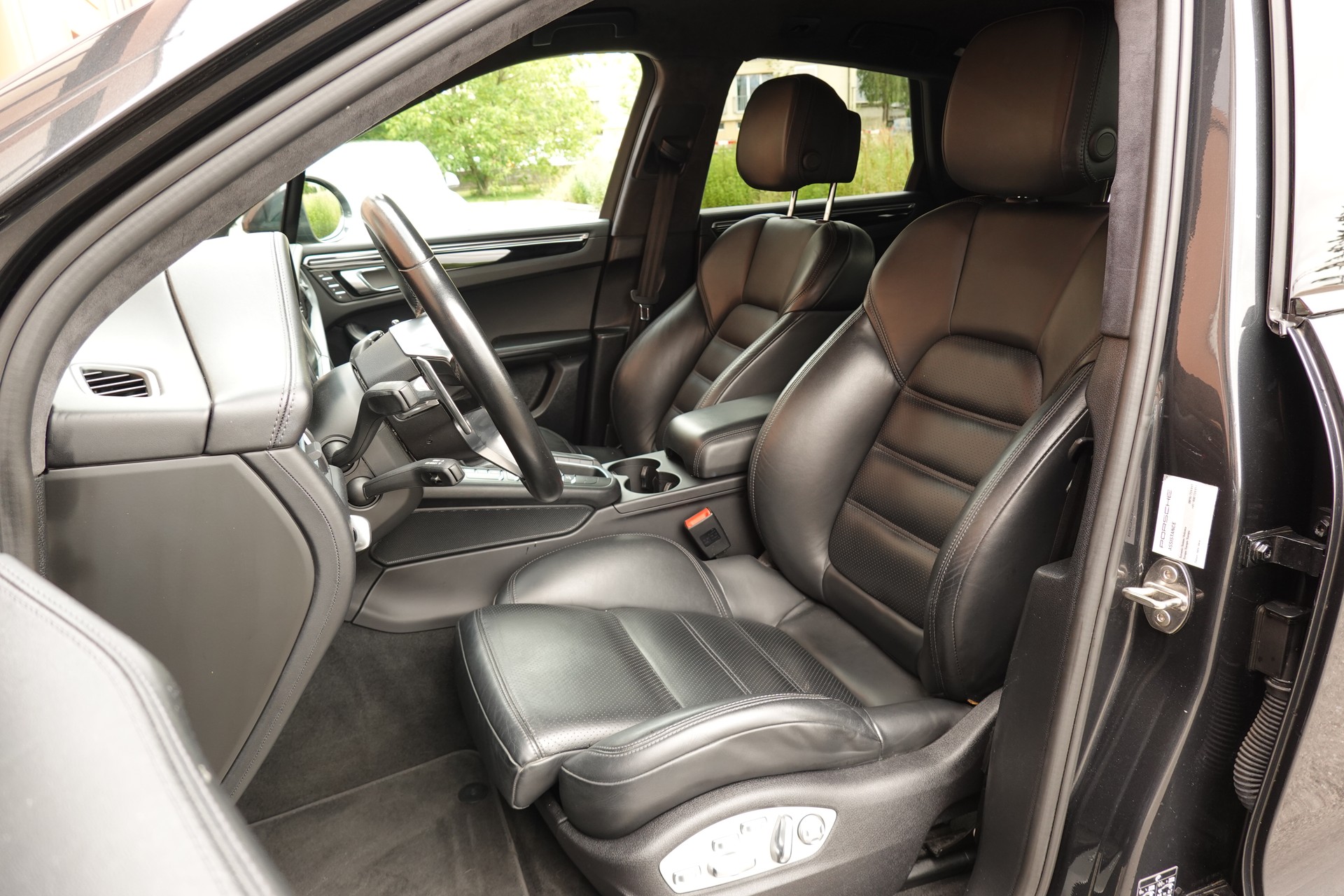 PORSCHE Macan Turbo PDK - "CH Auto * Pack Chrono * Sièges 18 Pos. * Caméra 360' * Echap. Sport"-image-23