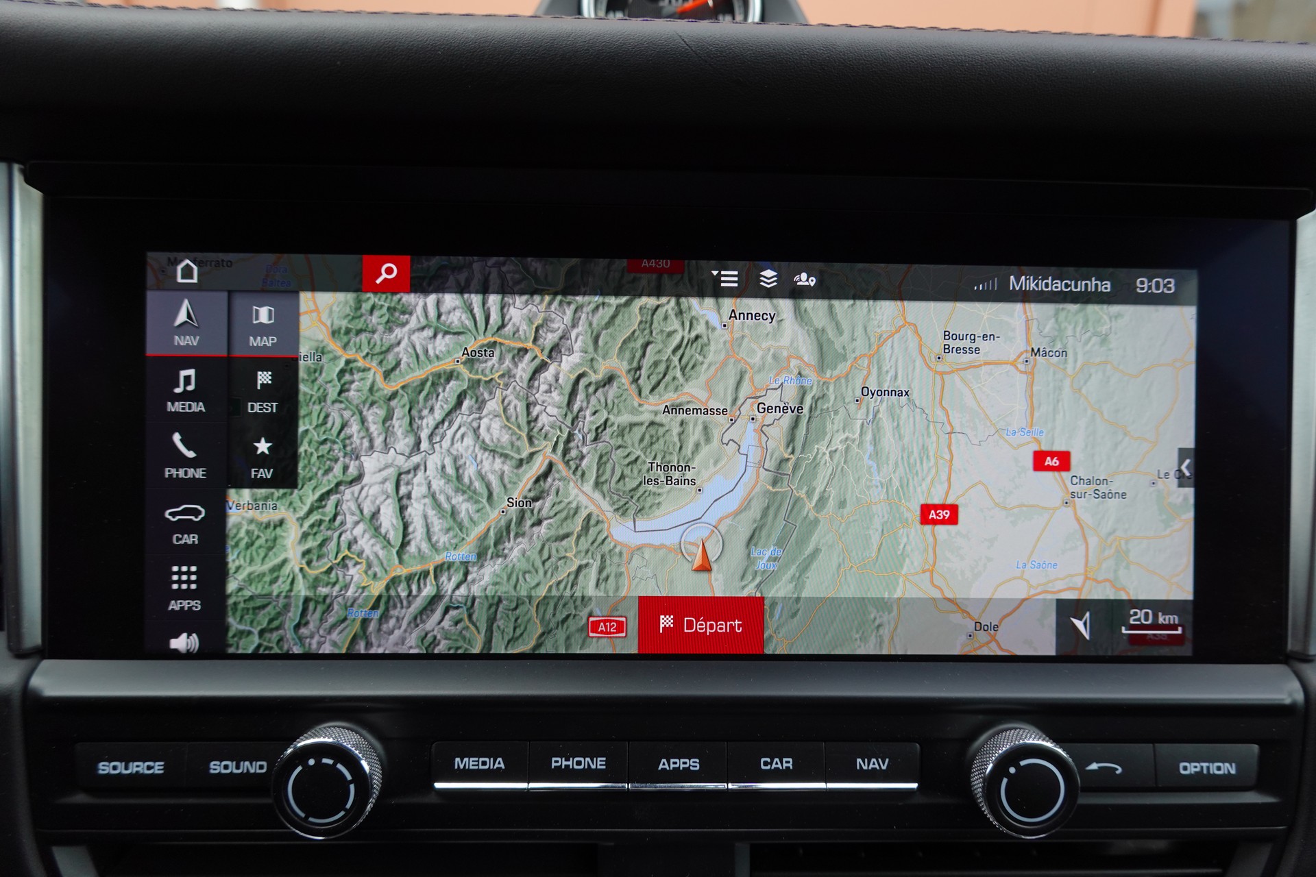 PORSCHE Macan Turbo PDK - "CH Auto * Pack Chrono * Sièges 18 Pos. * Caméra 360' * Echap. Sport"-image-17