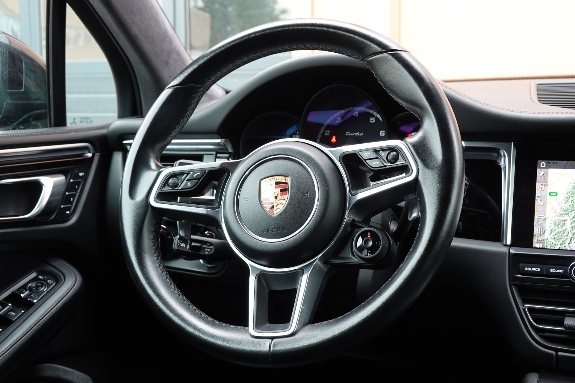 PORSCHE Macan Turbo PDK - "CH Auto * Pack Chrono * Sièges 18 Pos. * Caméra 360' * Echap. Sport"-image-11