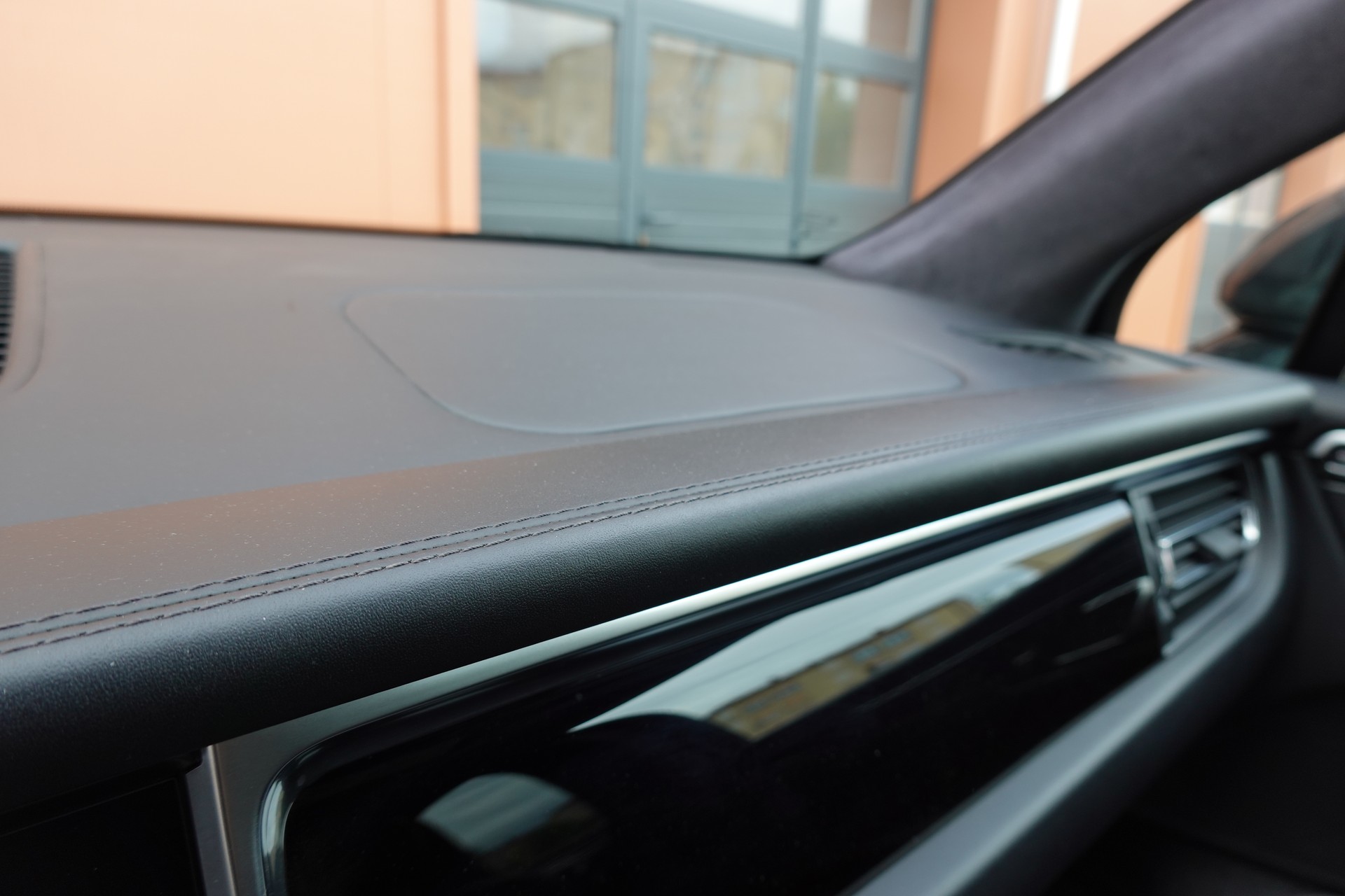 PORSCHE Macan Turbo PDK - "CH Auto * Pack Chrono * Sièges 18 Pos. * Caméra 360' * Echap. Sport"-image-22