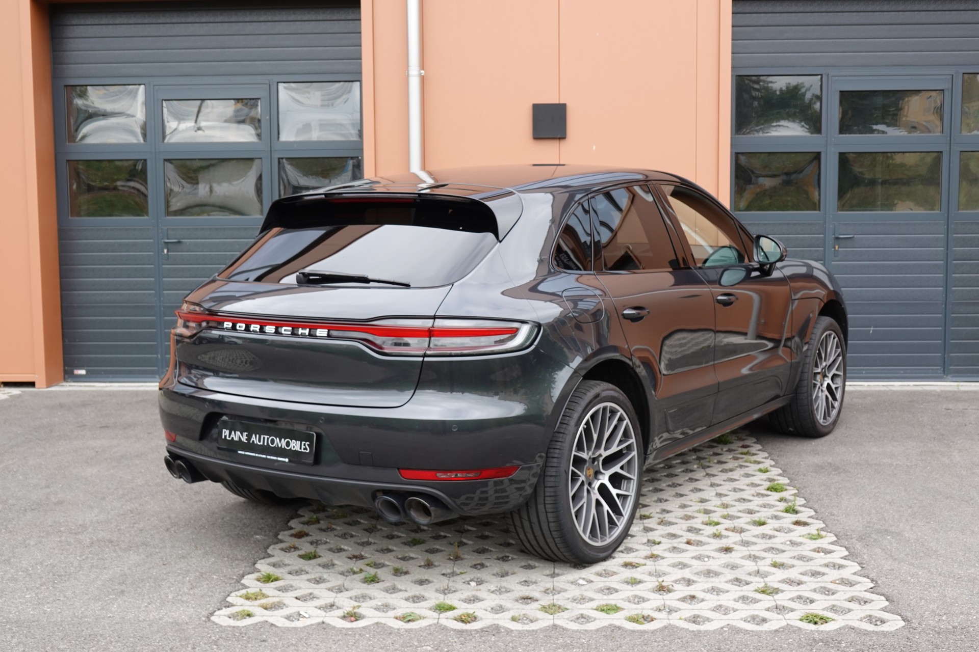 PORSCHE Macan Turbo PDK - "CH Auto * Pack Chrono * Sièges 18 Pos. * Caméra 360' * Echap. Sport"-image-7