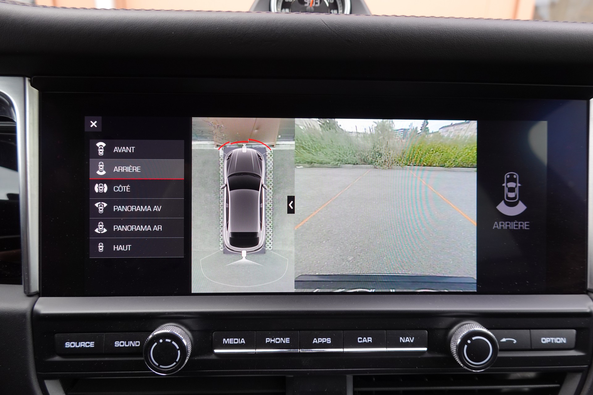 PORSCHE Macan Turbo PDK - "CH Auto * Pack Chrono * Sièges 18 Pos. * Caméra 360' * Echap. Sport"-image-16