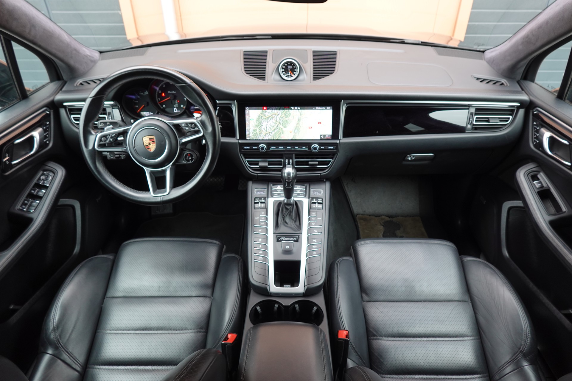 PORSCHE Macan Turbo PDK - "CH Auto * Pack Chrono * Sièges 18 Pos. * Caméra 360' * Echap. Sport"-image-10