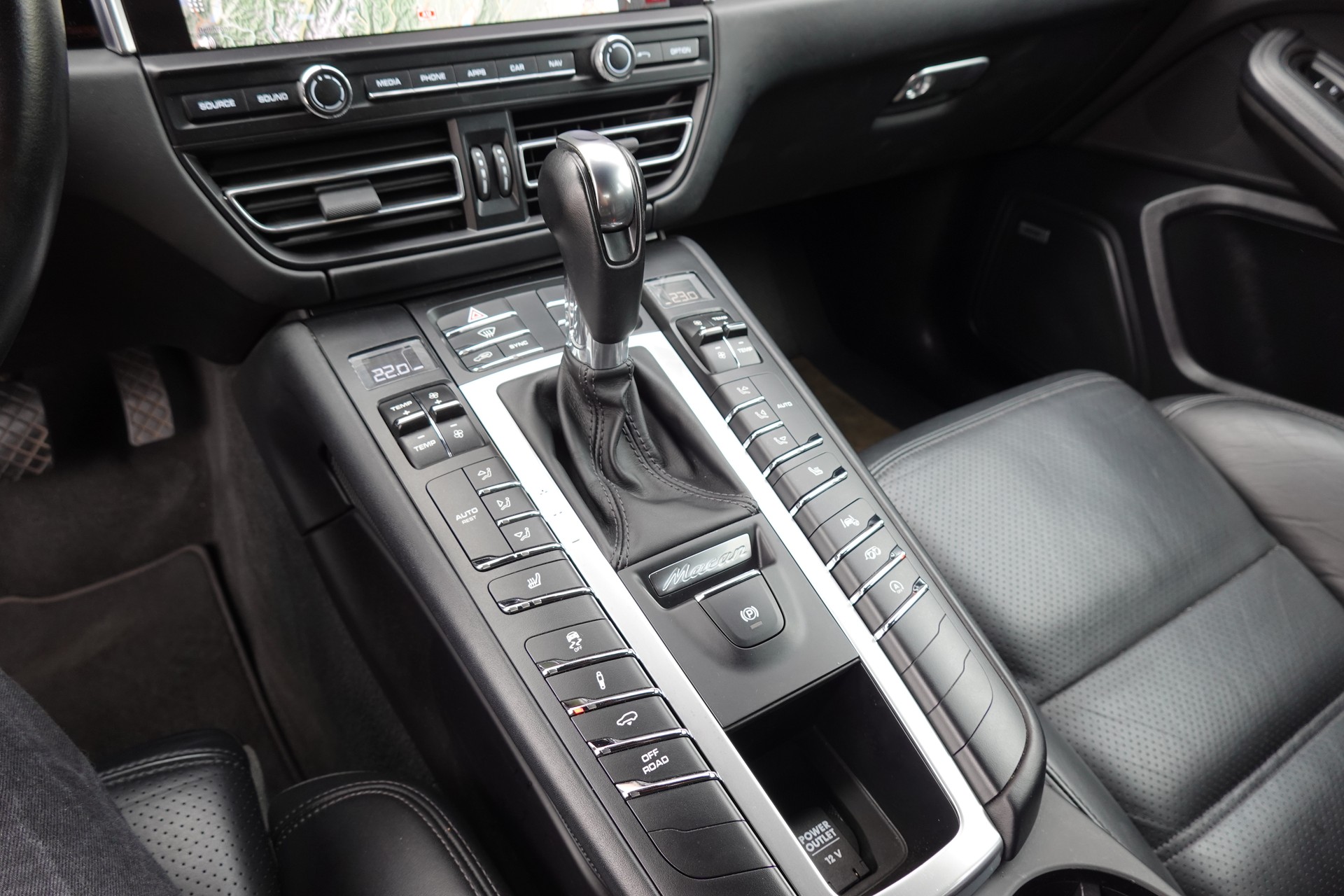 PORSCHE Macan Turbo PDK - "CH Auto * Pack Chrono * Sièges 18 Pos. * Caméra 360' * Echap. Sport"-image-14